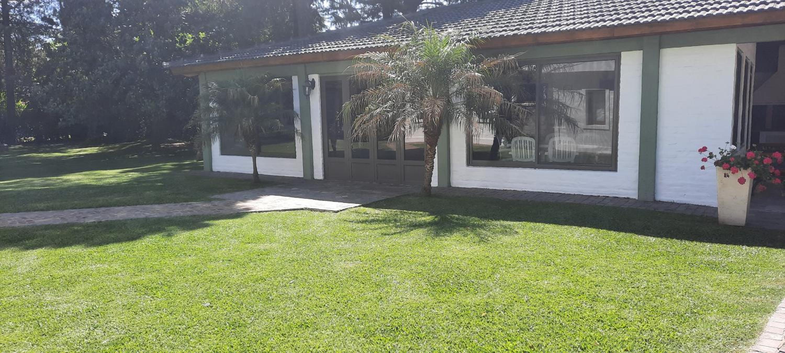 HERMOSA CASA EN BARRIO CERRADO, A 30 KM DE LA CIUDAD DE BUENOS AIRES Y 10 KM. DEL AEROPUERTO INTERNACIONAL DE EZEIZA