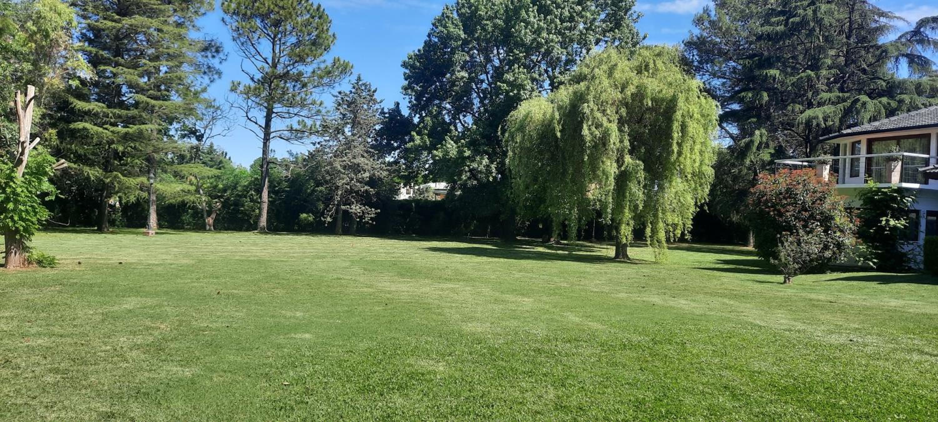 HERMOSA CASA EN BARRIO CERRADO, A 30 KM DE LA CIUDAD DE BUENOS AIRES Y 10 KM. DEL AEROPUERTO INTERNACIONAL DE EZEIZA