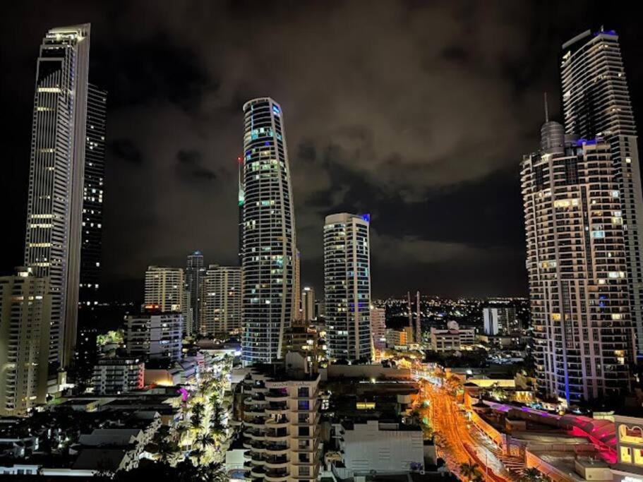 Sea Views, 150 mtrs to Surfers Beach, Ideal Location for Surfers Paradise