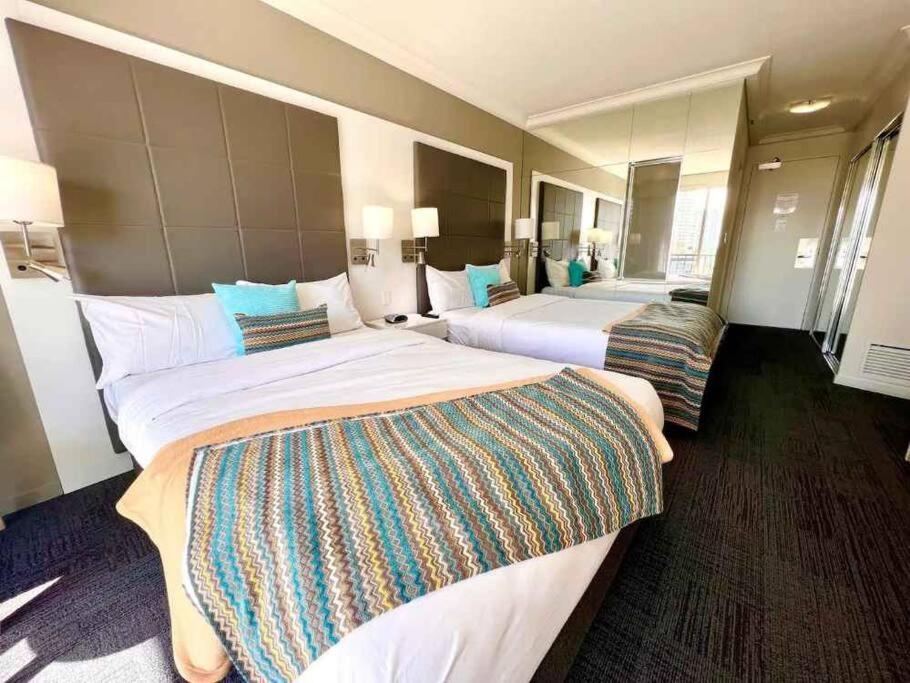Sea Views, 150 mtrs to Surfers Beach, Ideal Location for Surfers Paradise