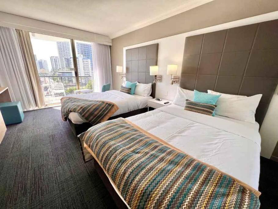 Sea Views, 150 mtrs to Surfers Beach, Ideal Location for Surfers Paradise