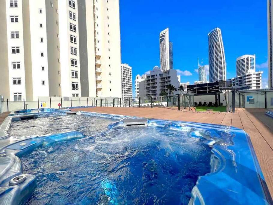 Sea Views, 150 mtrs to Surfers Beach, Ideal Location for Surfers Paradise