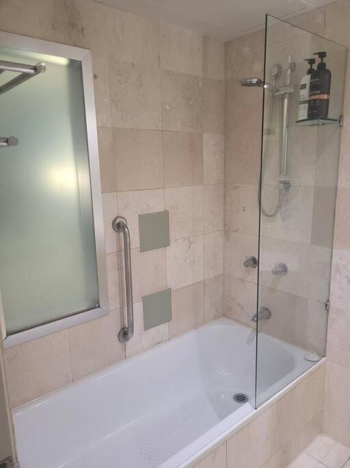 Sea Views, 150 mtrs to Surfers Beach, Ideal Location for Surfers Paradise