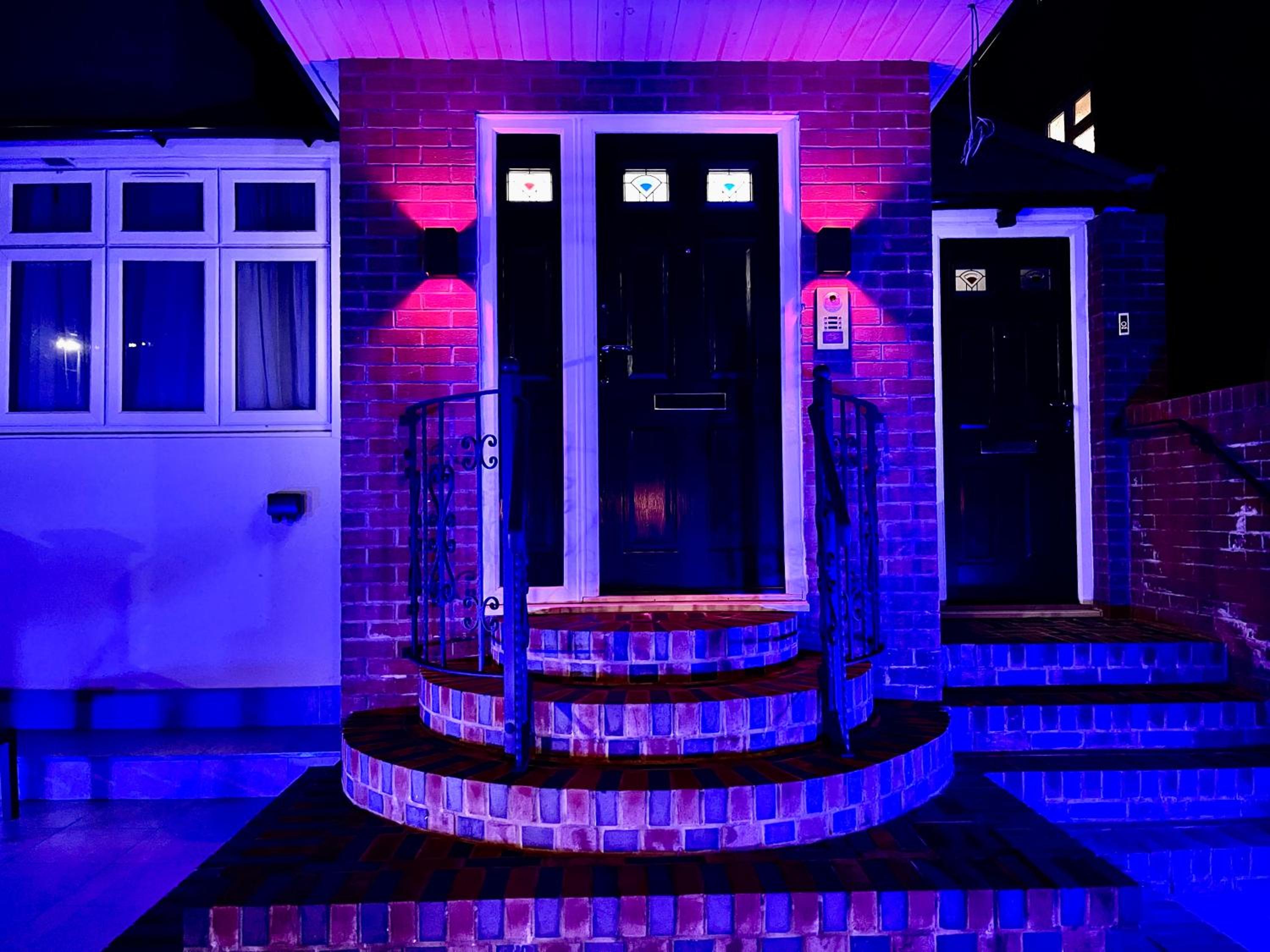 Luxury En-suite 6 Bedroom House - West London view 4