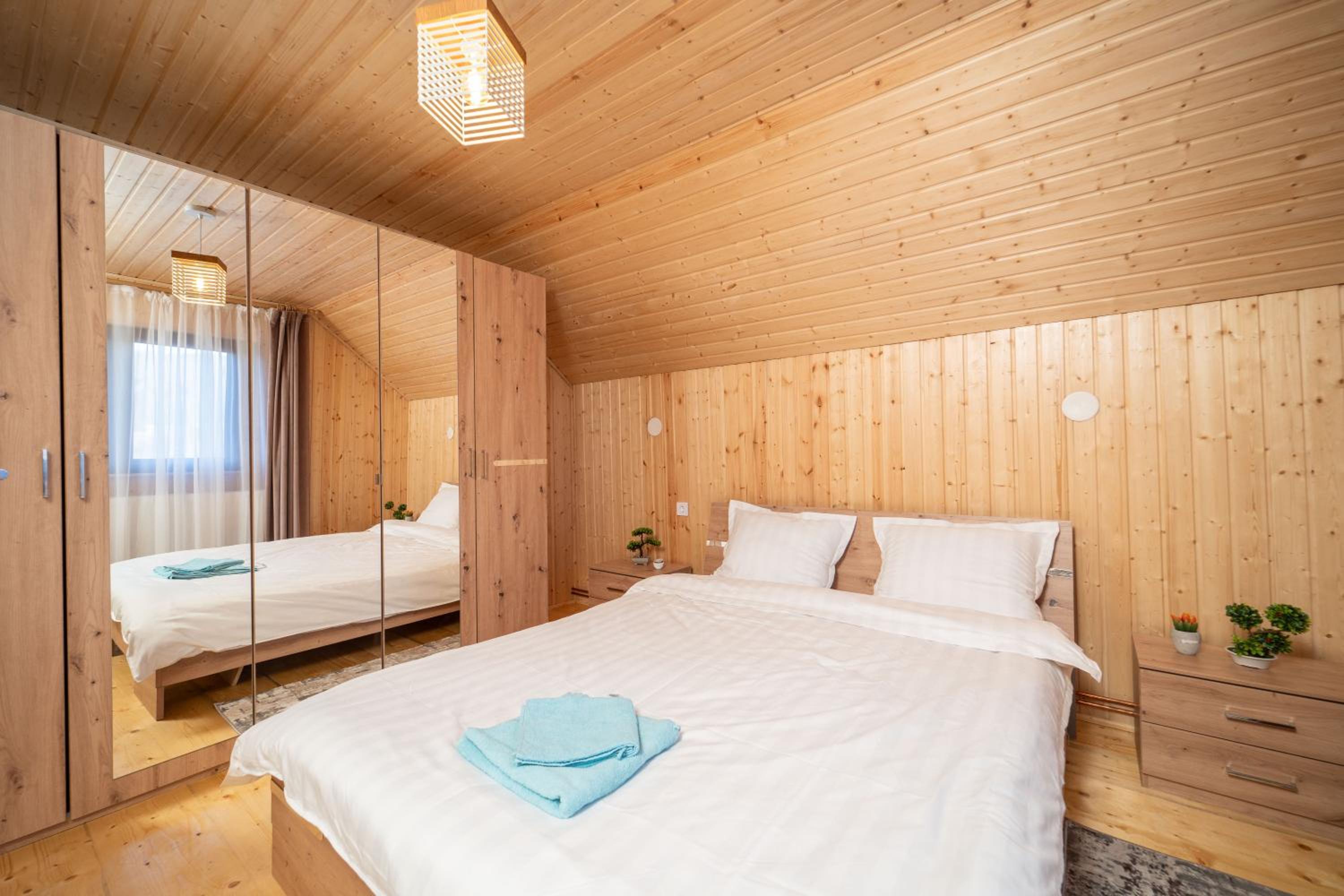 Montain Wild Chalet with Wooden Hot Tub