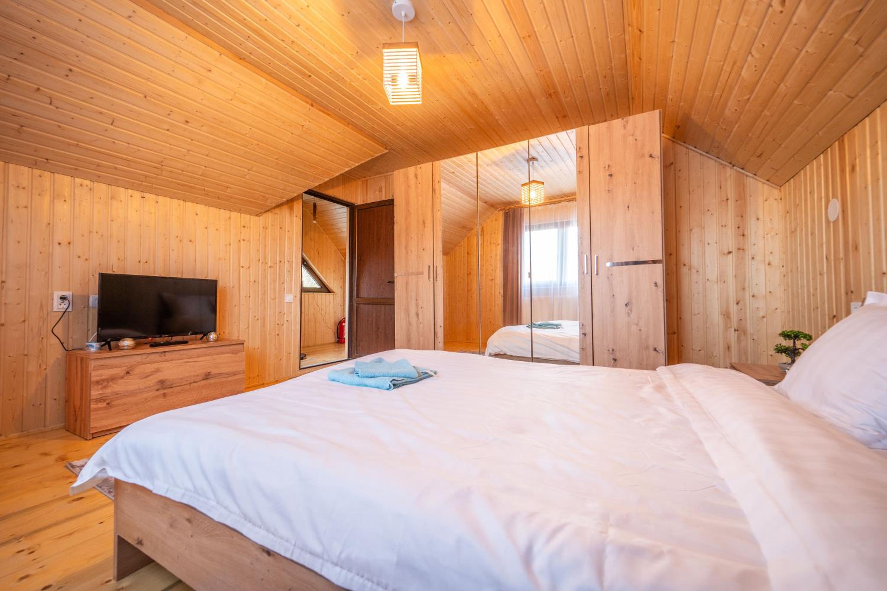 Montain Wild Chalet with Wooden Hot Tub