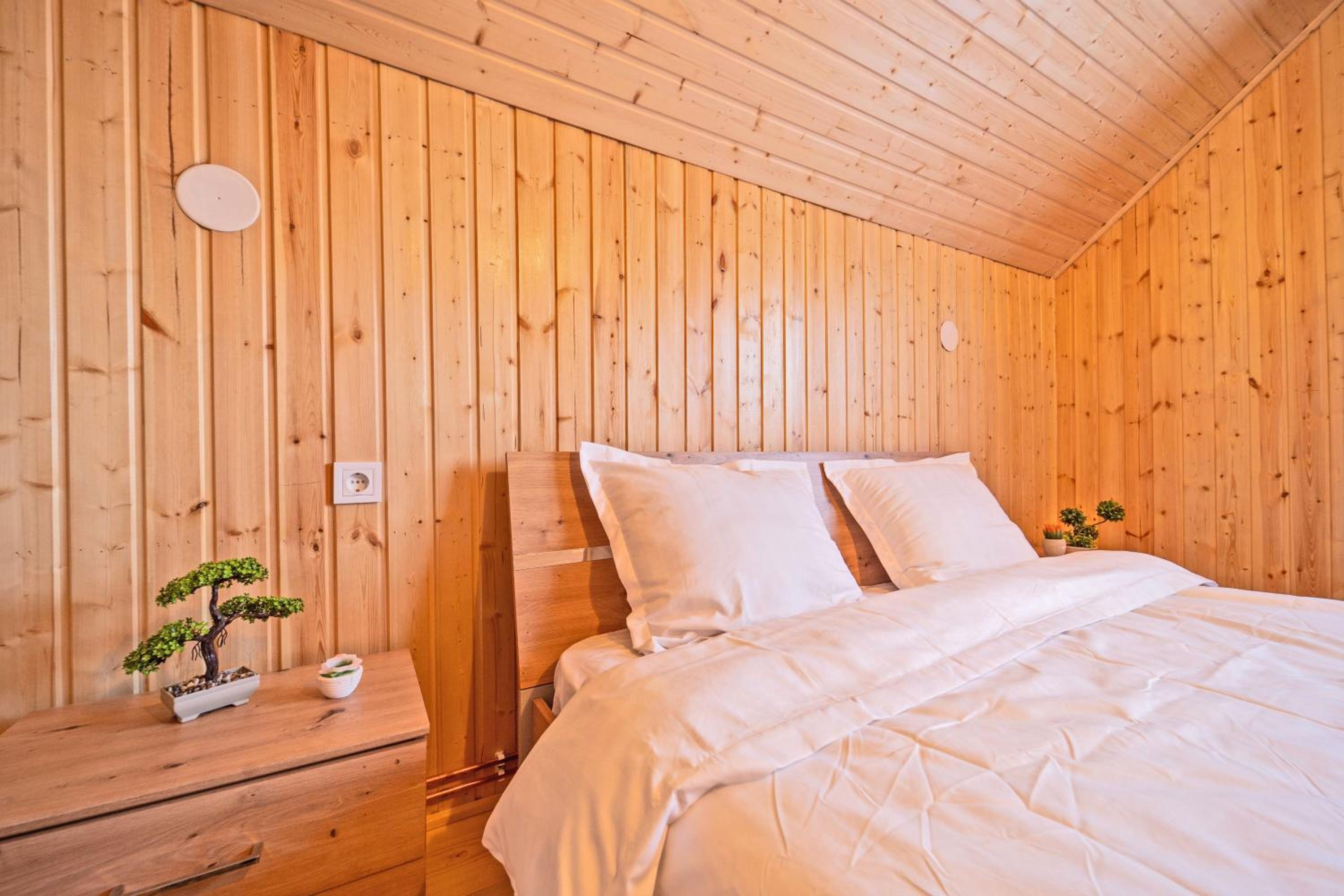 Montain Wild Chalet with Wooden Hot Tub