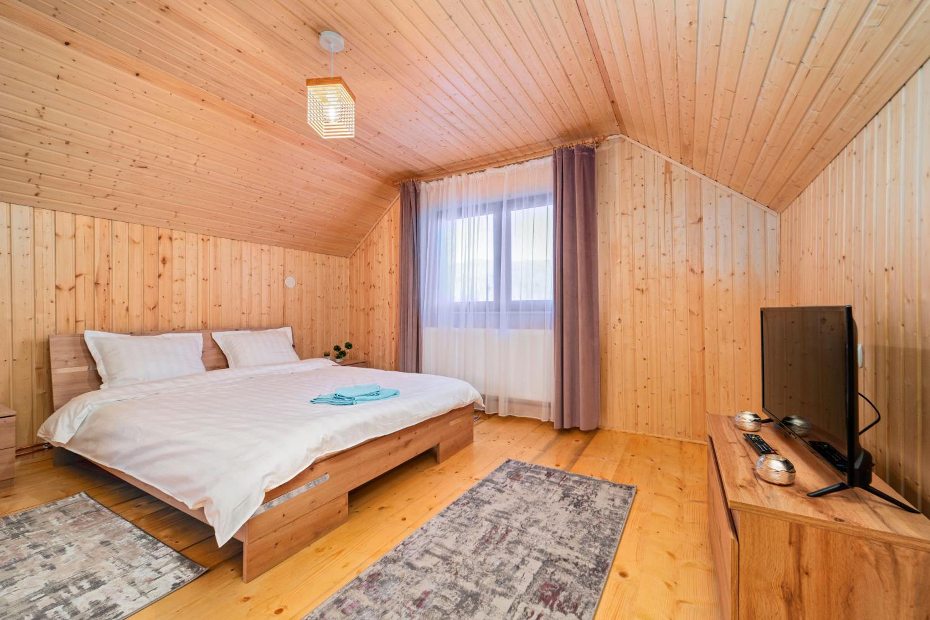 Montain Wild Chalet with Wooden Hot Tub