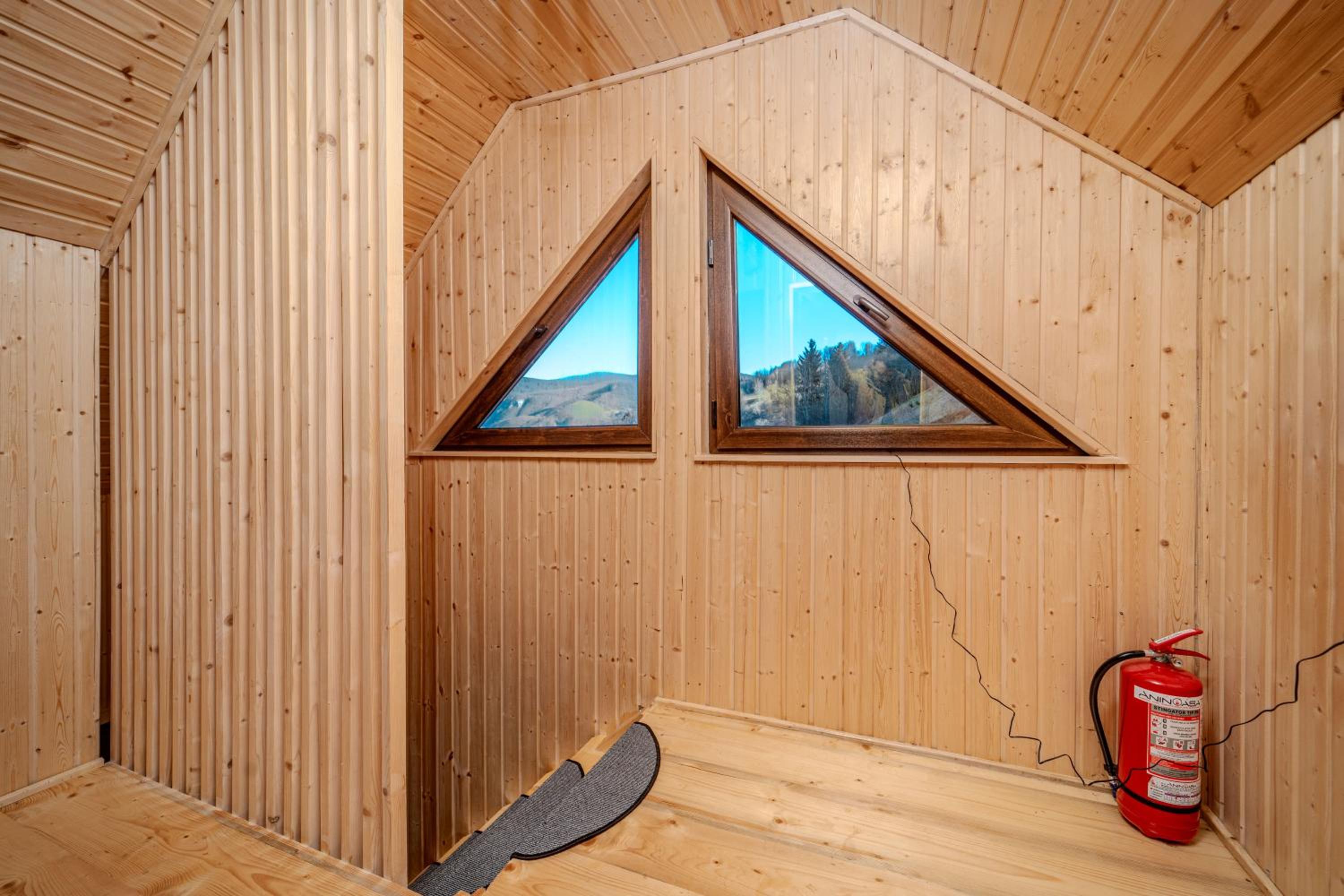 Montain Wild Chalet with Wooden Hot Tub