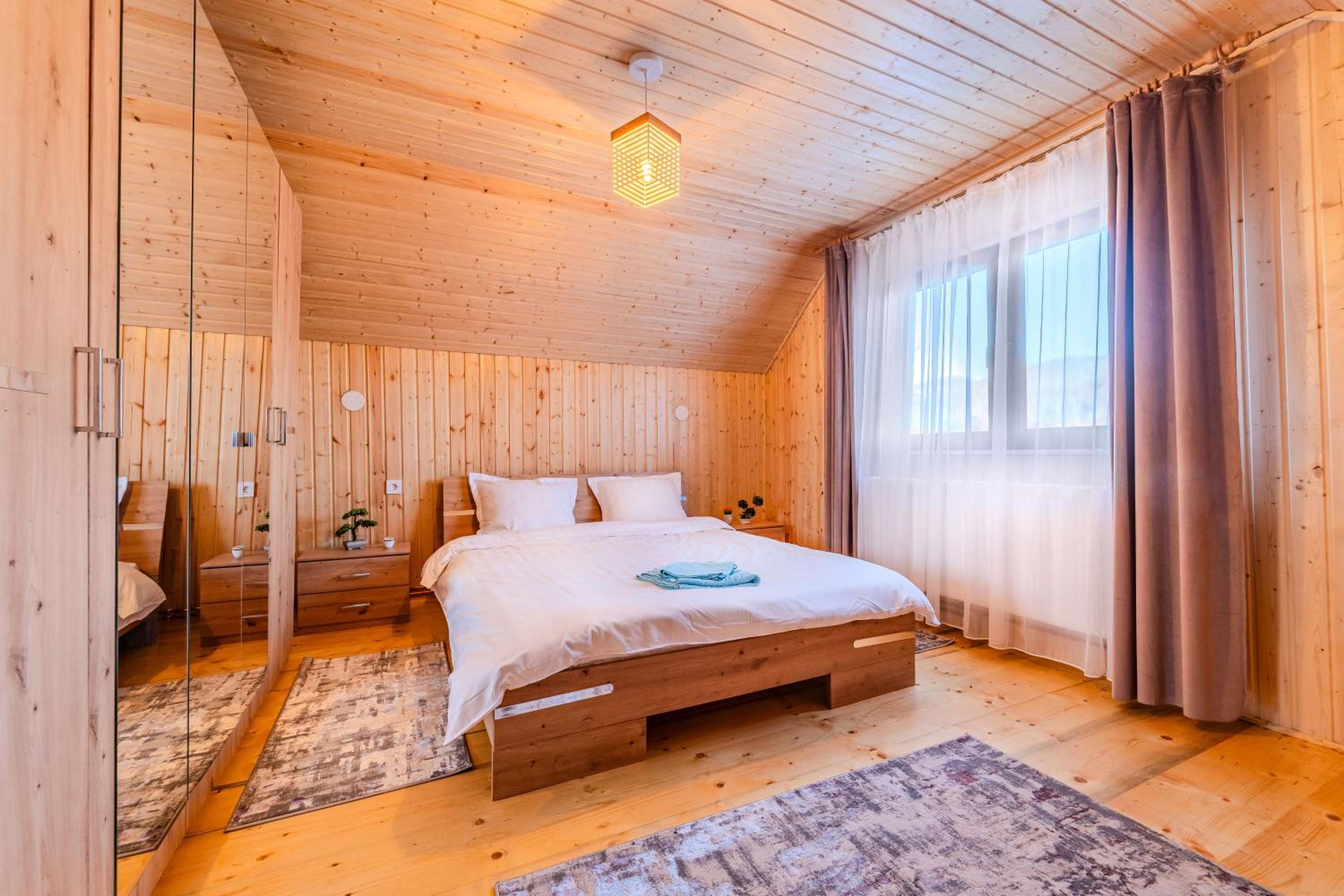 Montain Wild Chalet with Wooden Hot Tub