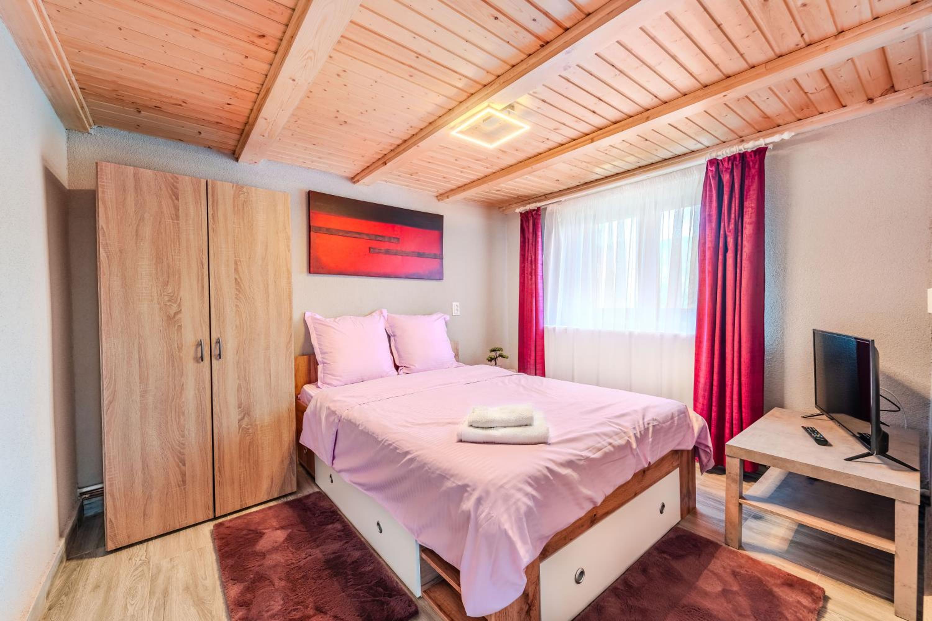 Montain Wild Chalet with Wooden Hot Tub