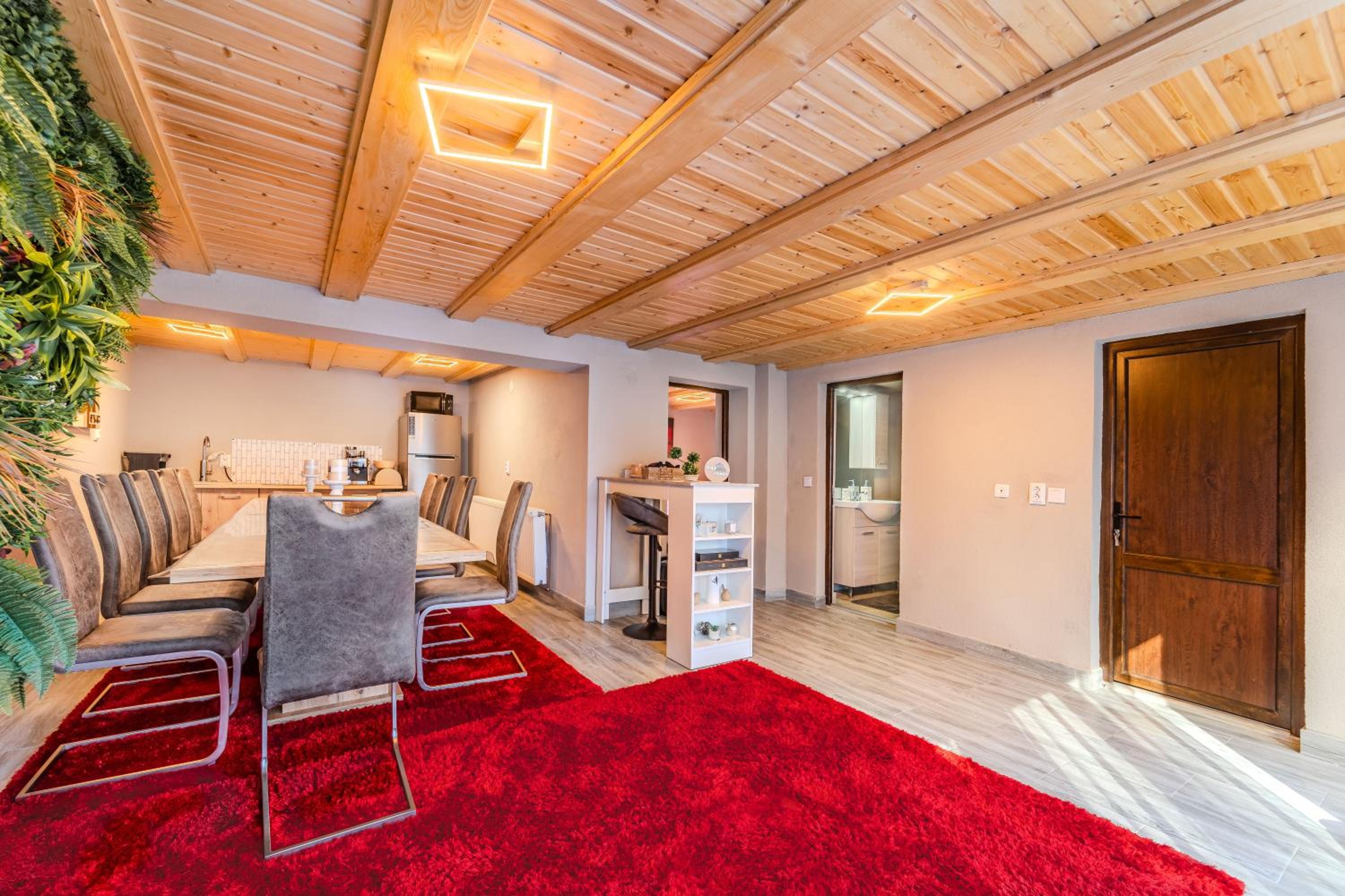 Montain Wild Chalet with Wooden Hot Tub