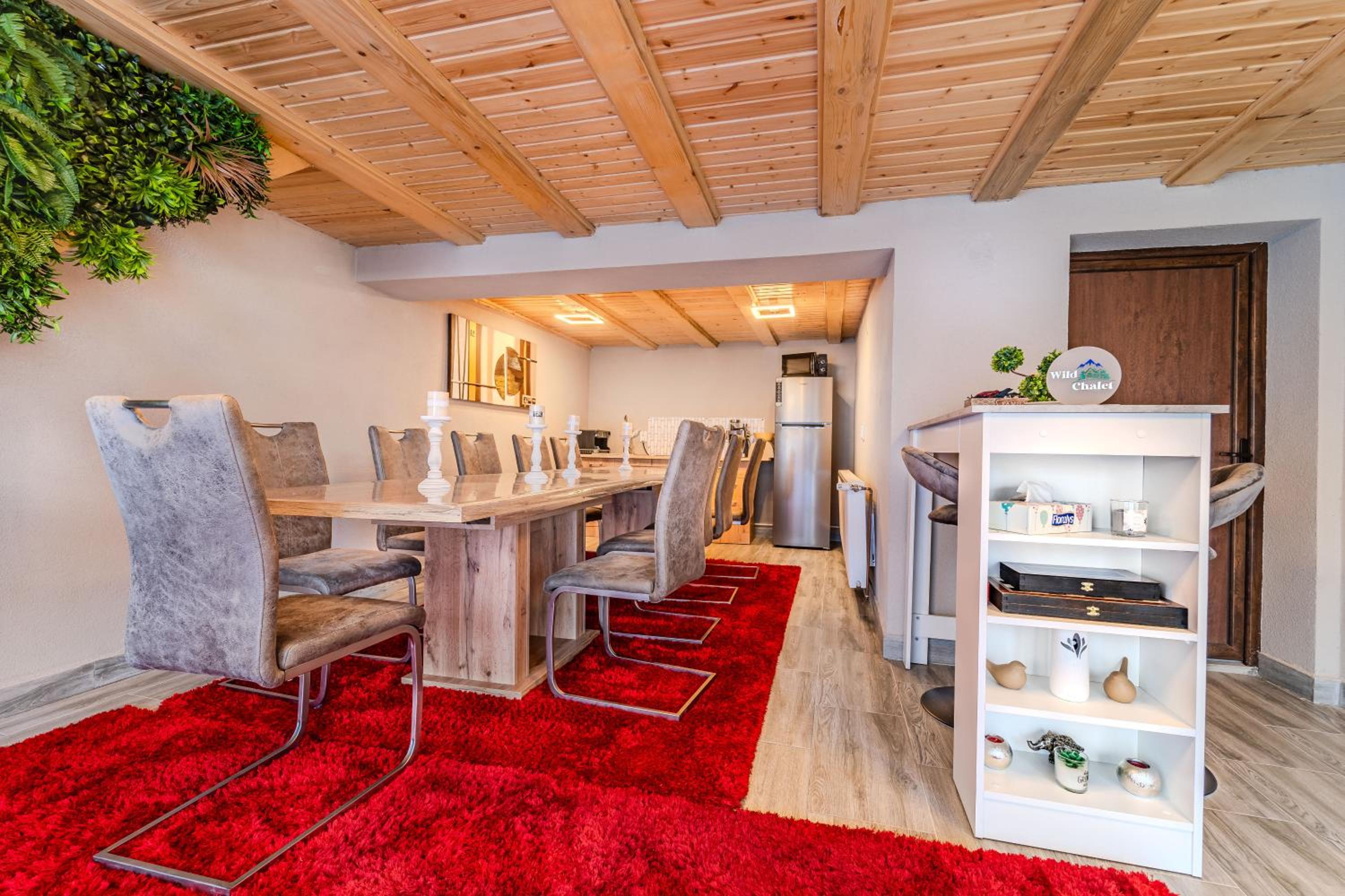 Montain Wild Chalet with Wooden Hot Tub