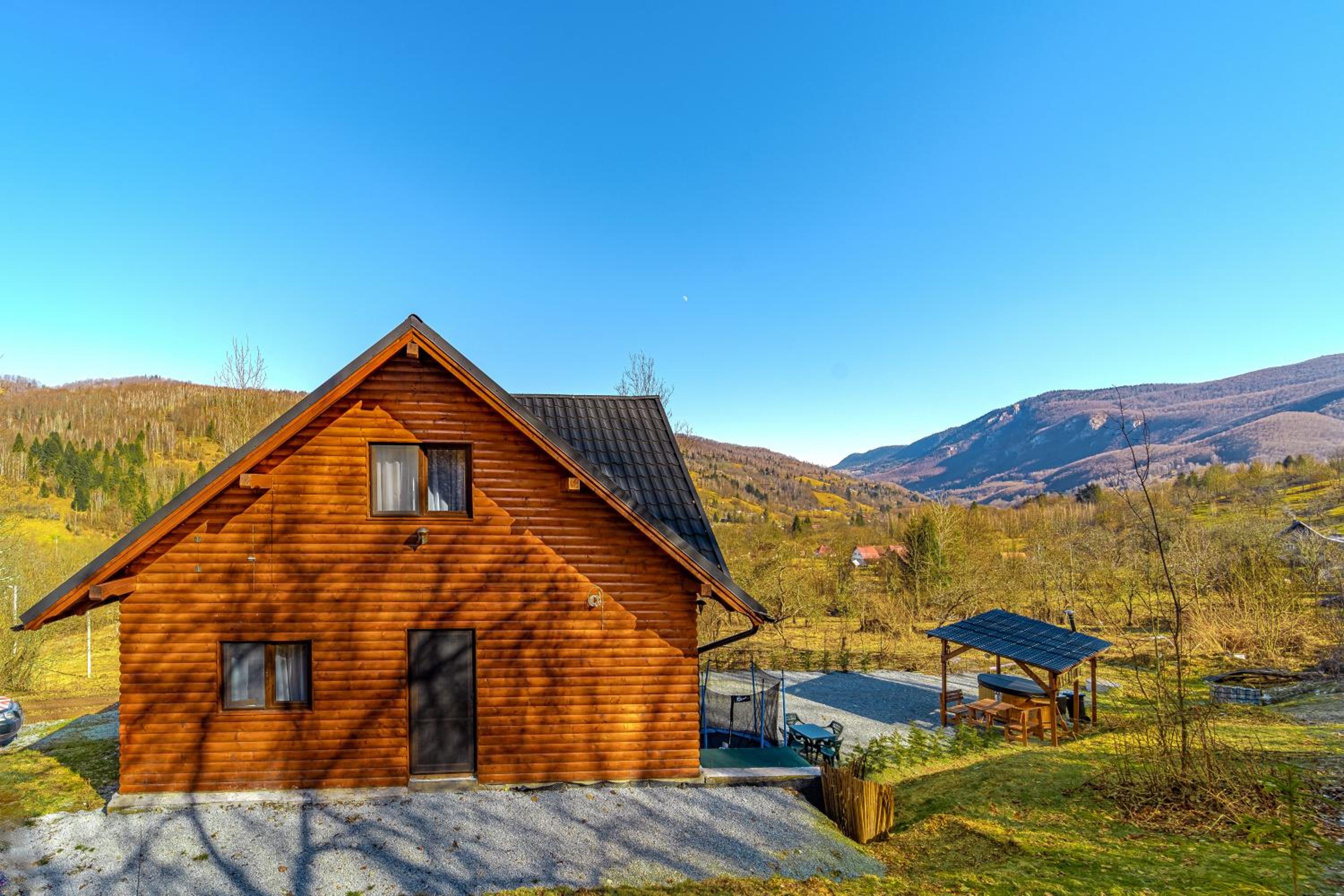 Montain Wild Chalet with Wooden Hot Tub