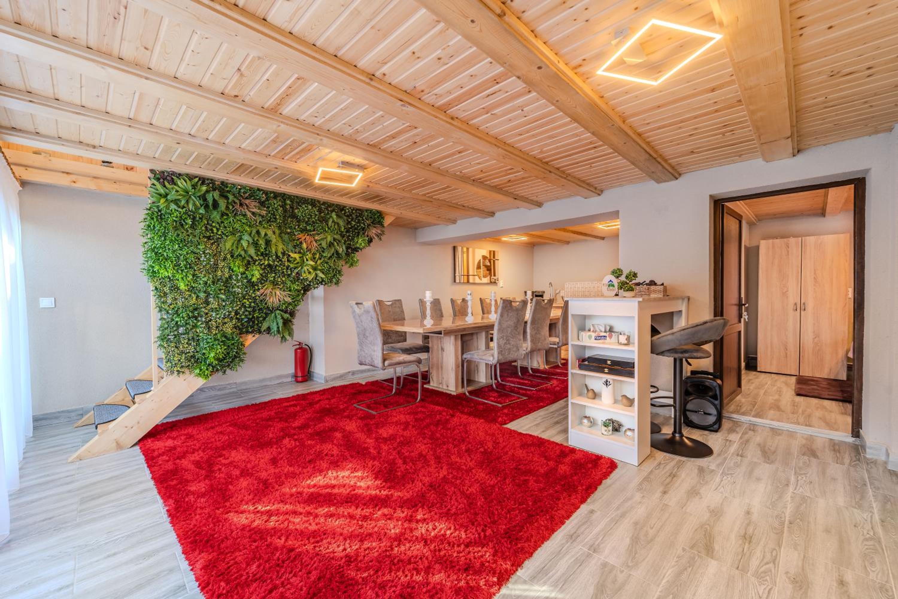 Montain Wild Chalet with Wooden Hot Tub