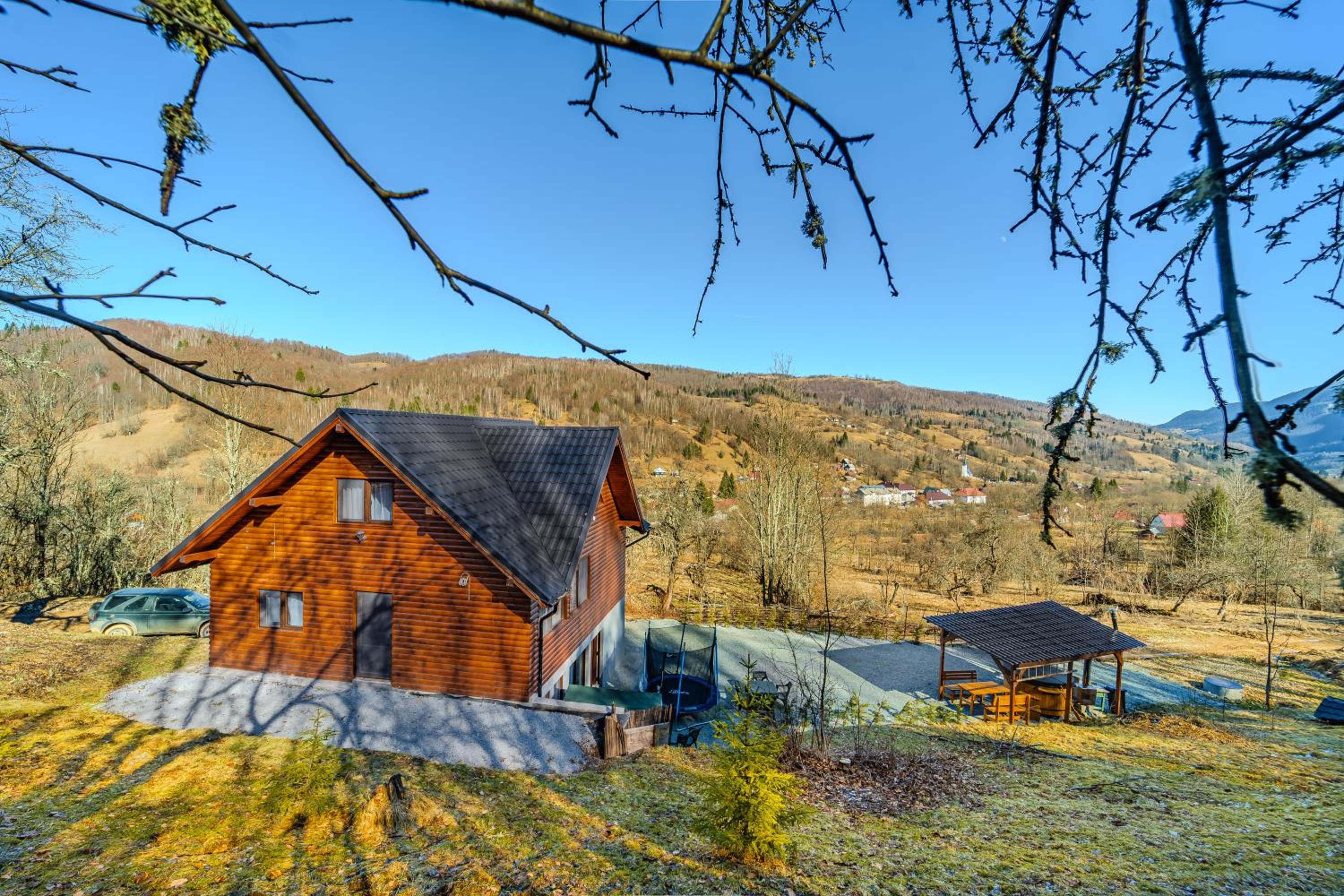Montain Wild Chalet with Wooden Hot Tub