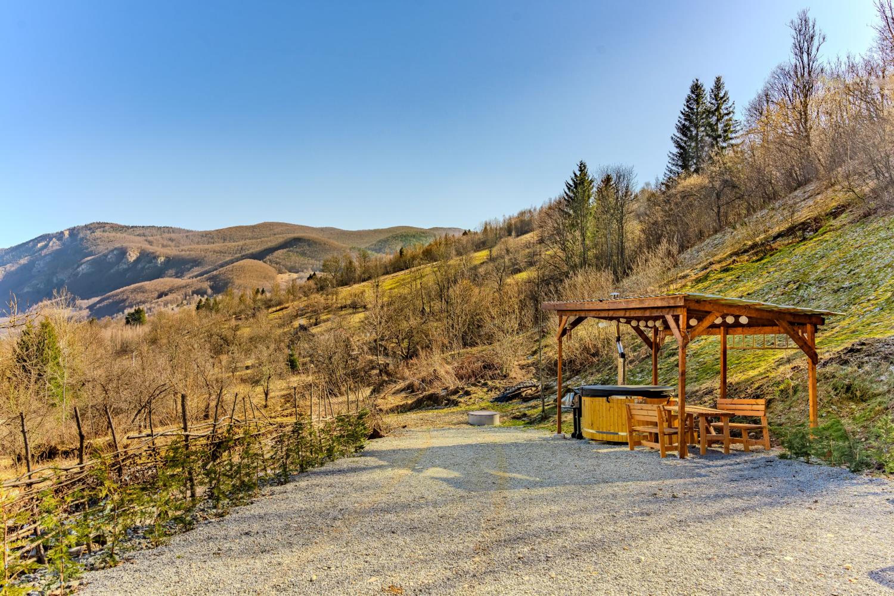 Montain Wild Chalet with Wooden Hot Tub
