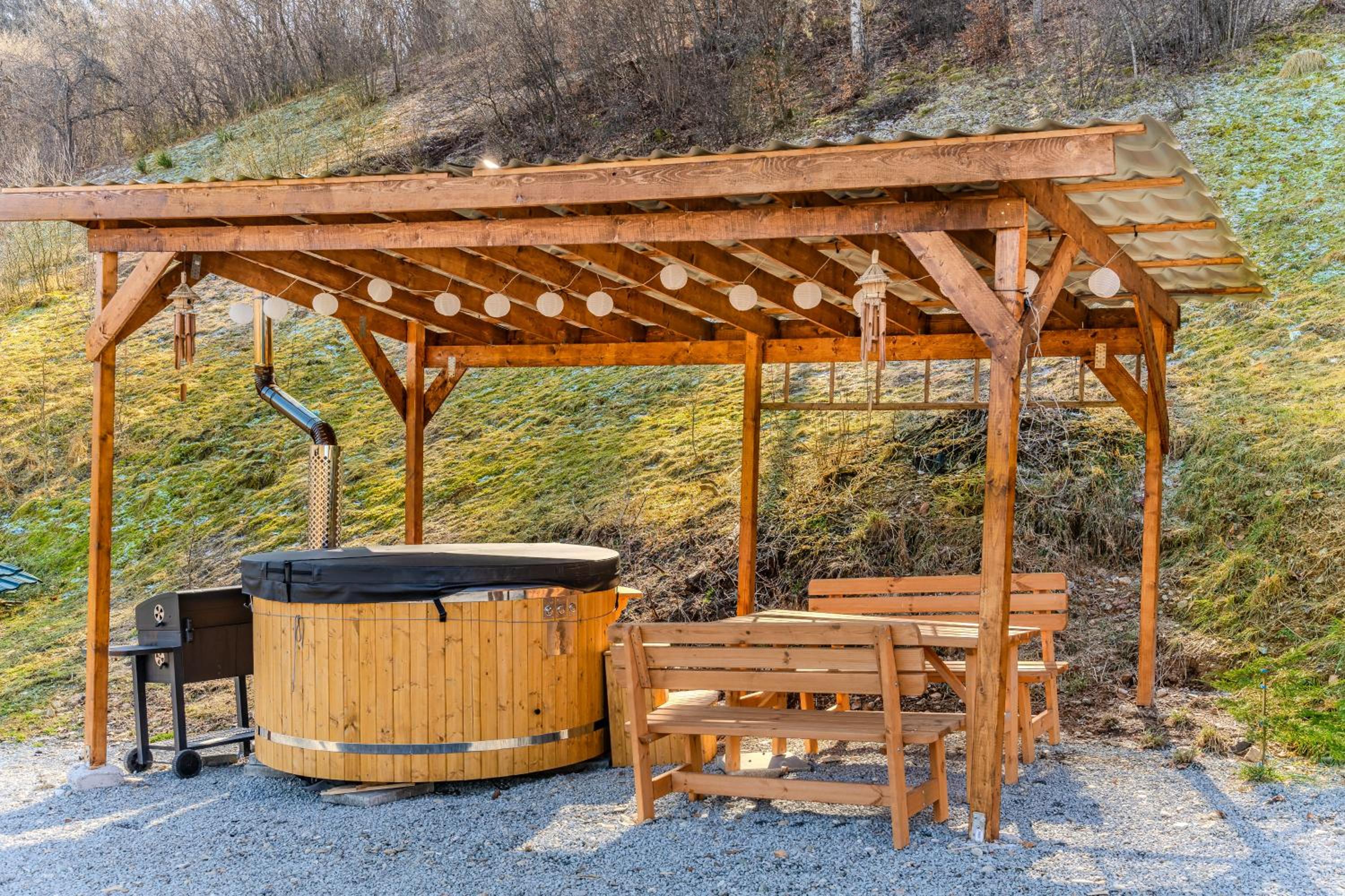 Montain Wild Chalet with Wooden Hot Tub