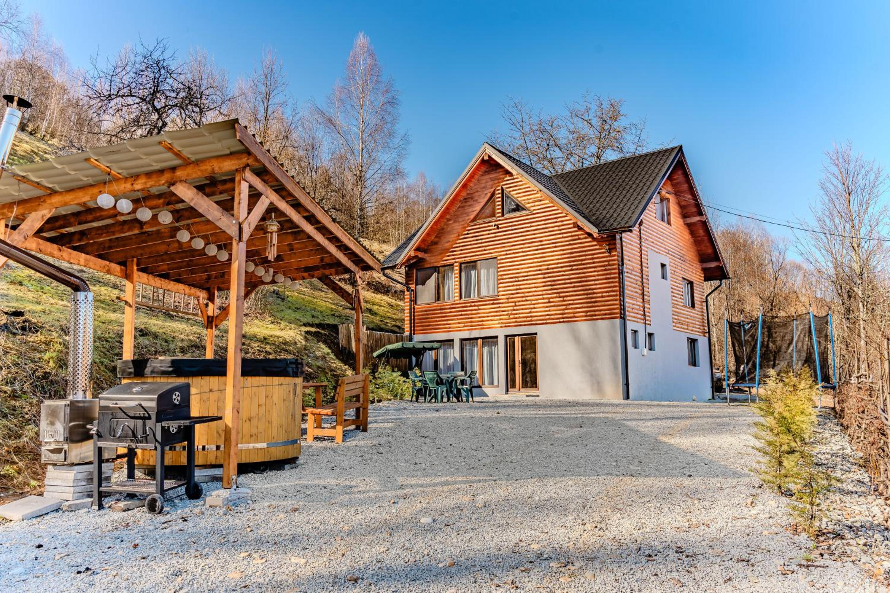 Montain Wild Chalet with Wooden Hot Tub