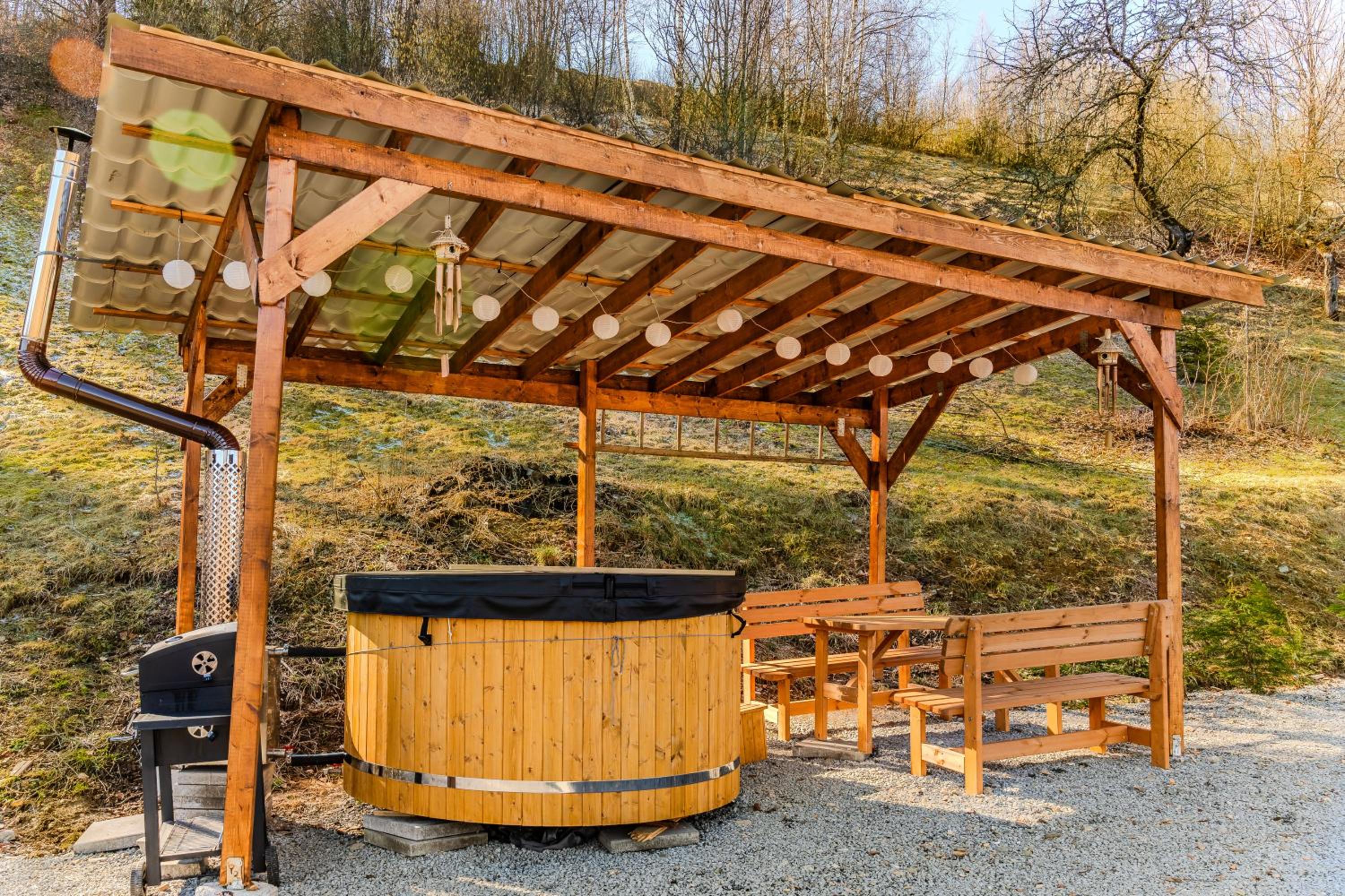 Montain Wild Chalet with Wooden Hot Tub