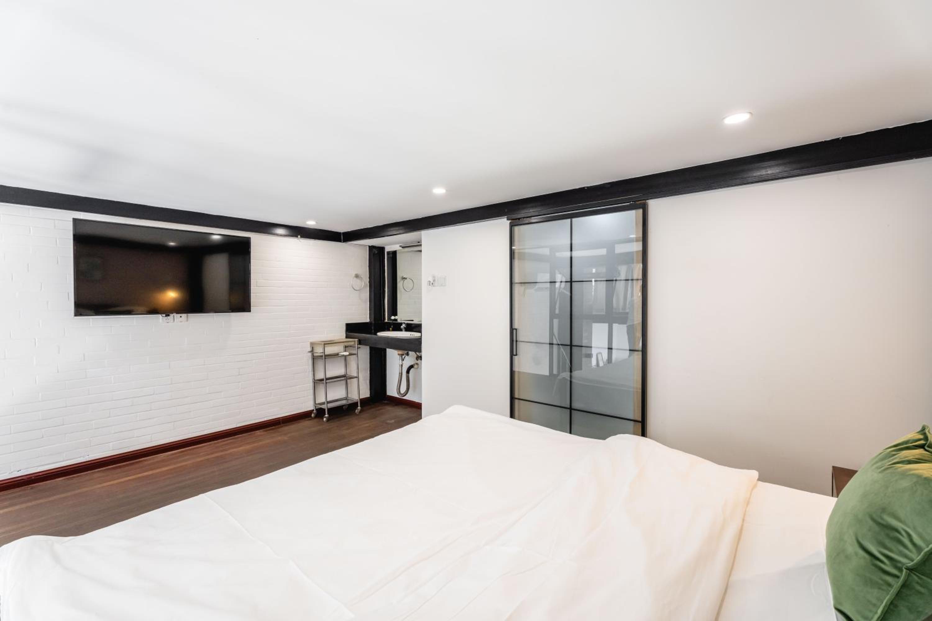 Mu En Apartment Retro 2-Bedroom - 15min drive to Disney & SNIEC Near Metro Line 13