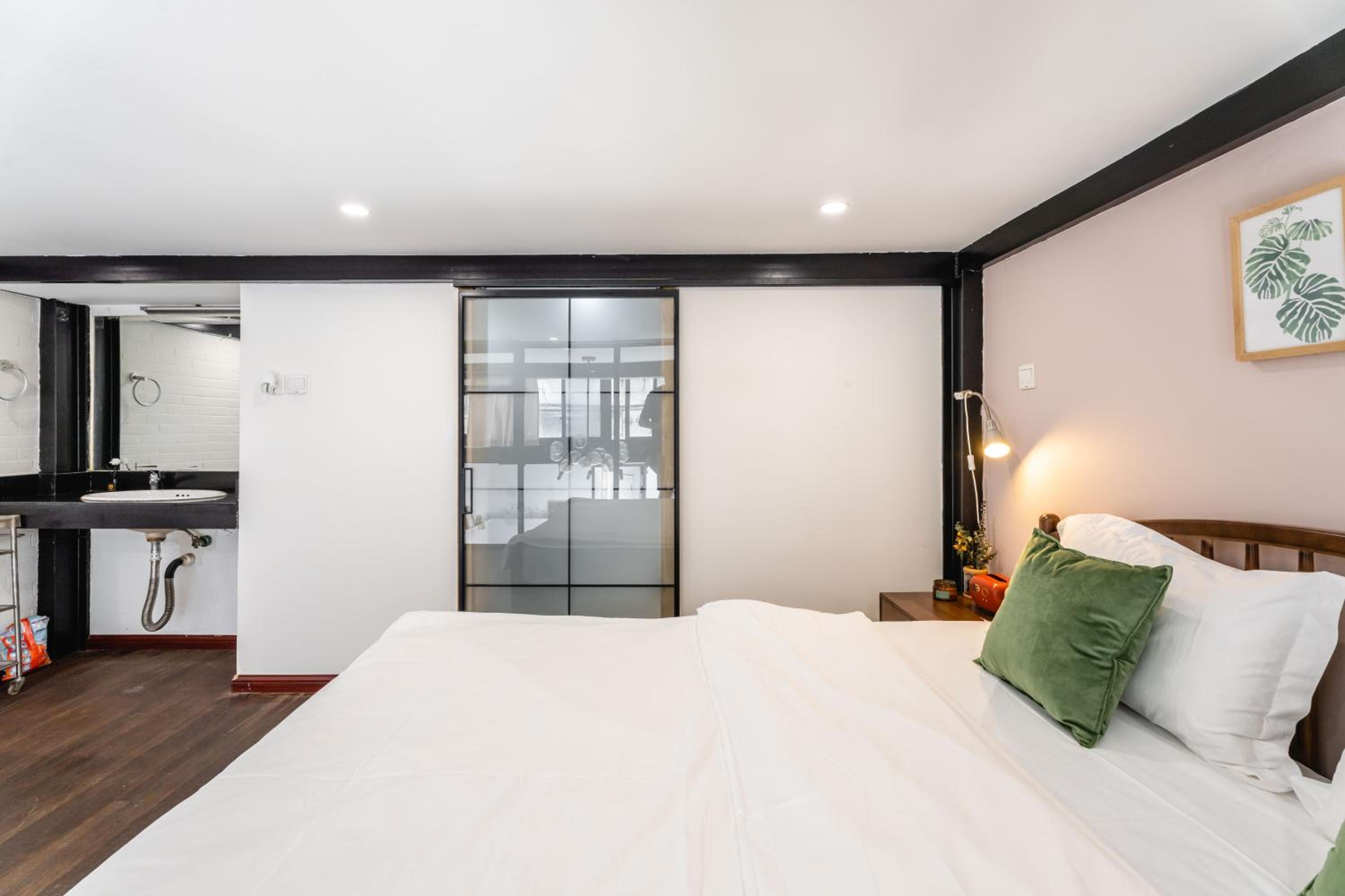 Mu En Apartment Retro 2-Bedroom - 15min drive to Disney & SNIEC Near Metro Line 13