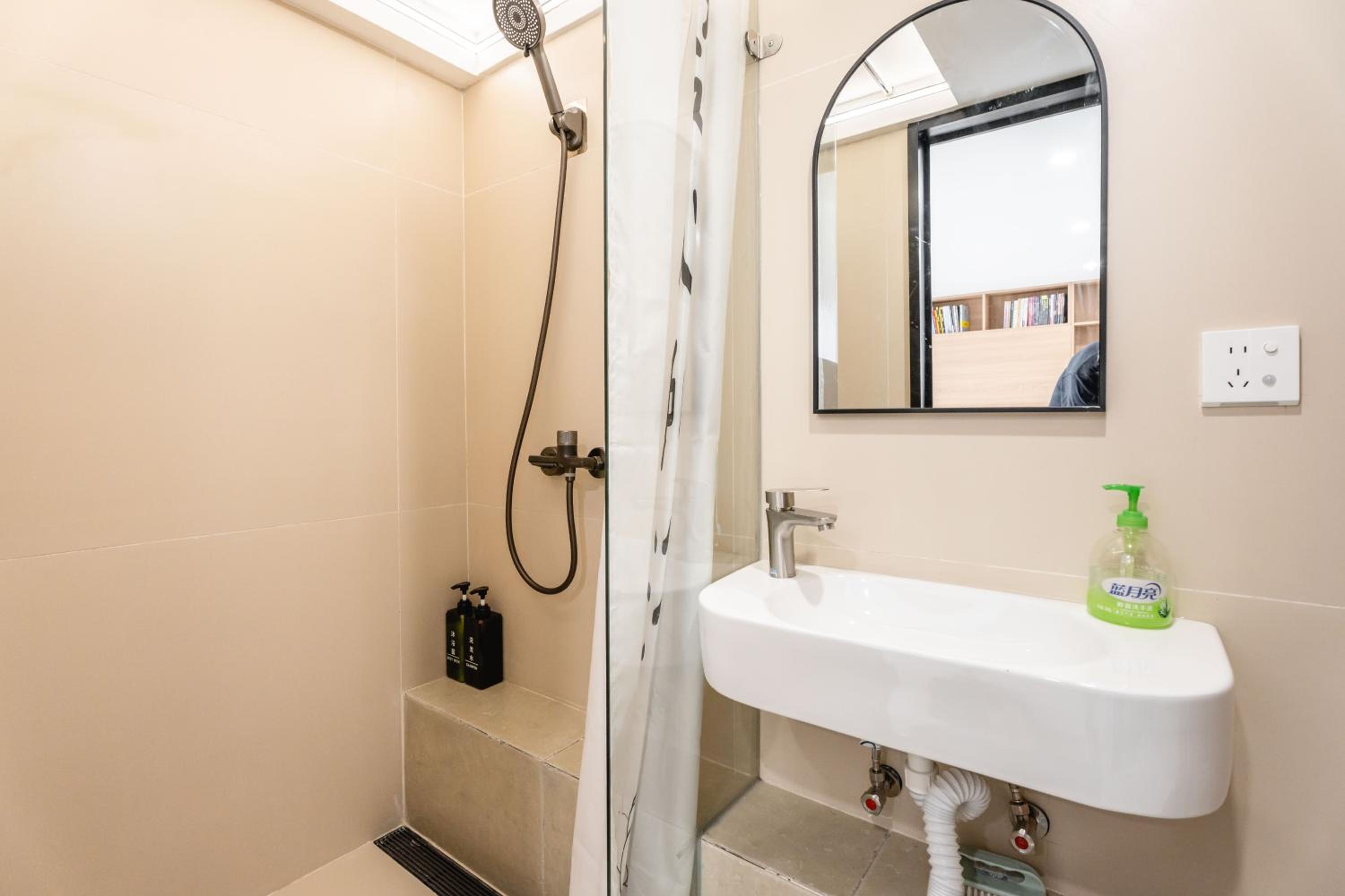 Mu En Apartment Retro 2-Bedroom - 15min drive to Disney & SNIEC Near Metro Line 13