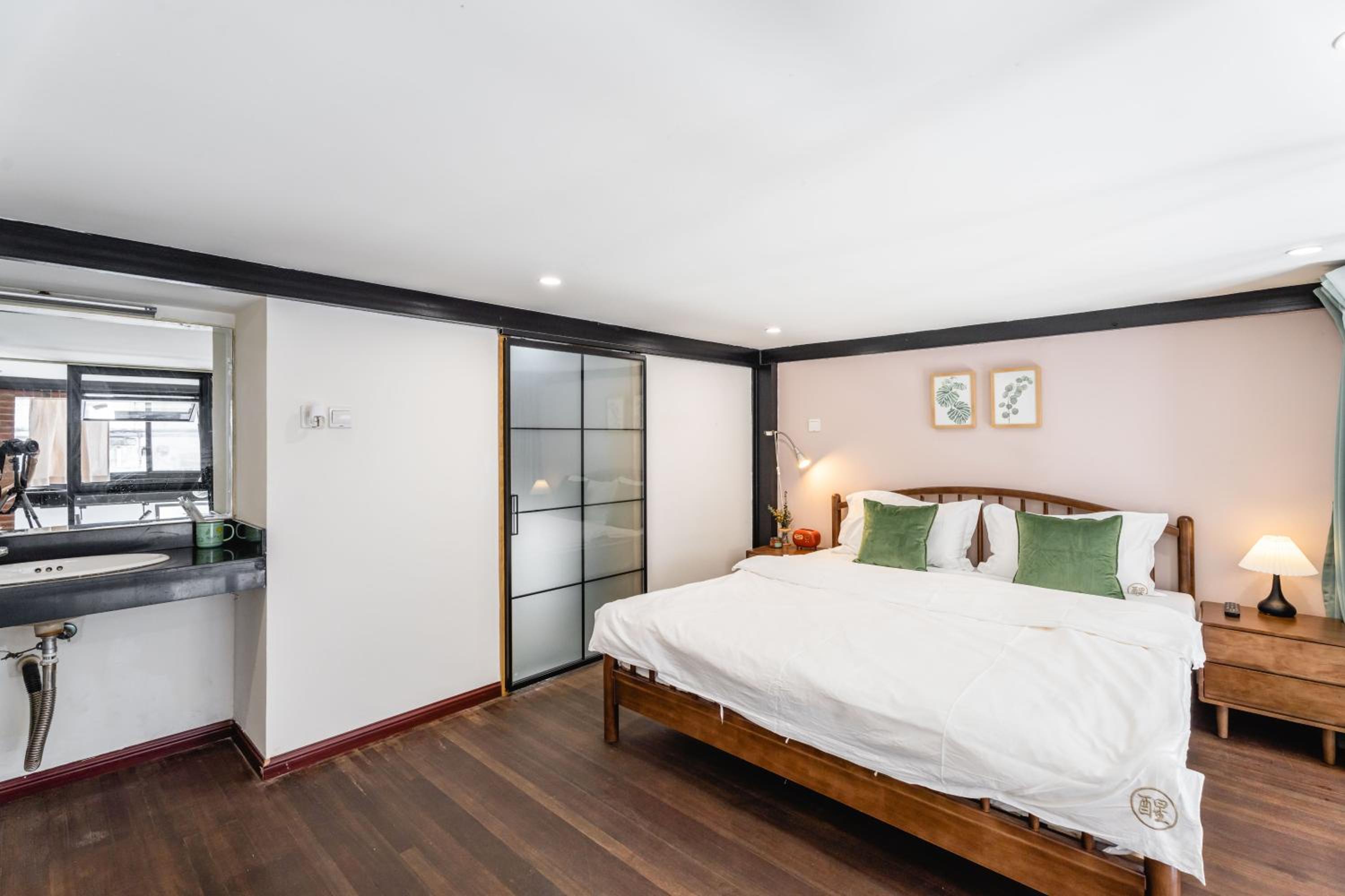 Mu En Apartment Retro 2-Bedroom - 15min drive to Disney & SNIEC Near Metro Line 13