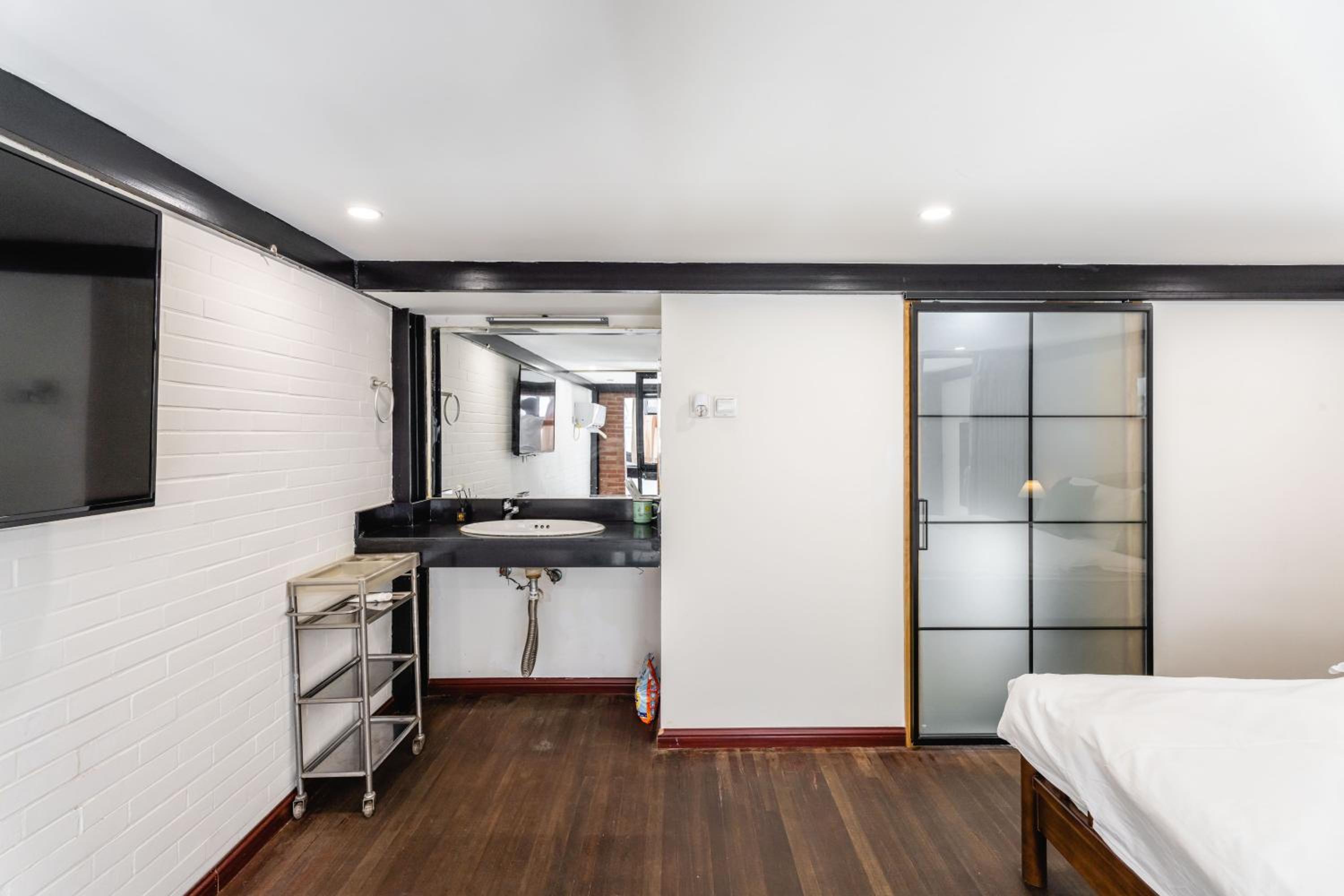 Mu En Apartment Retro 2-Bedroom - 15min drive to Disney & SNIEC Near Metro Line 13