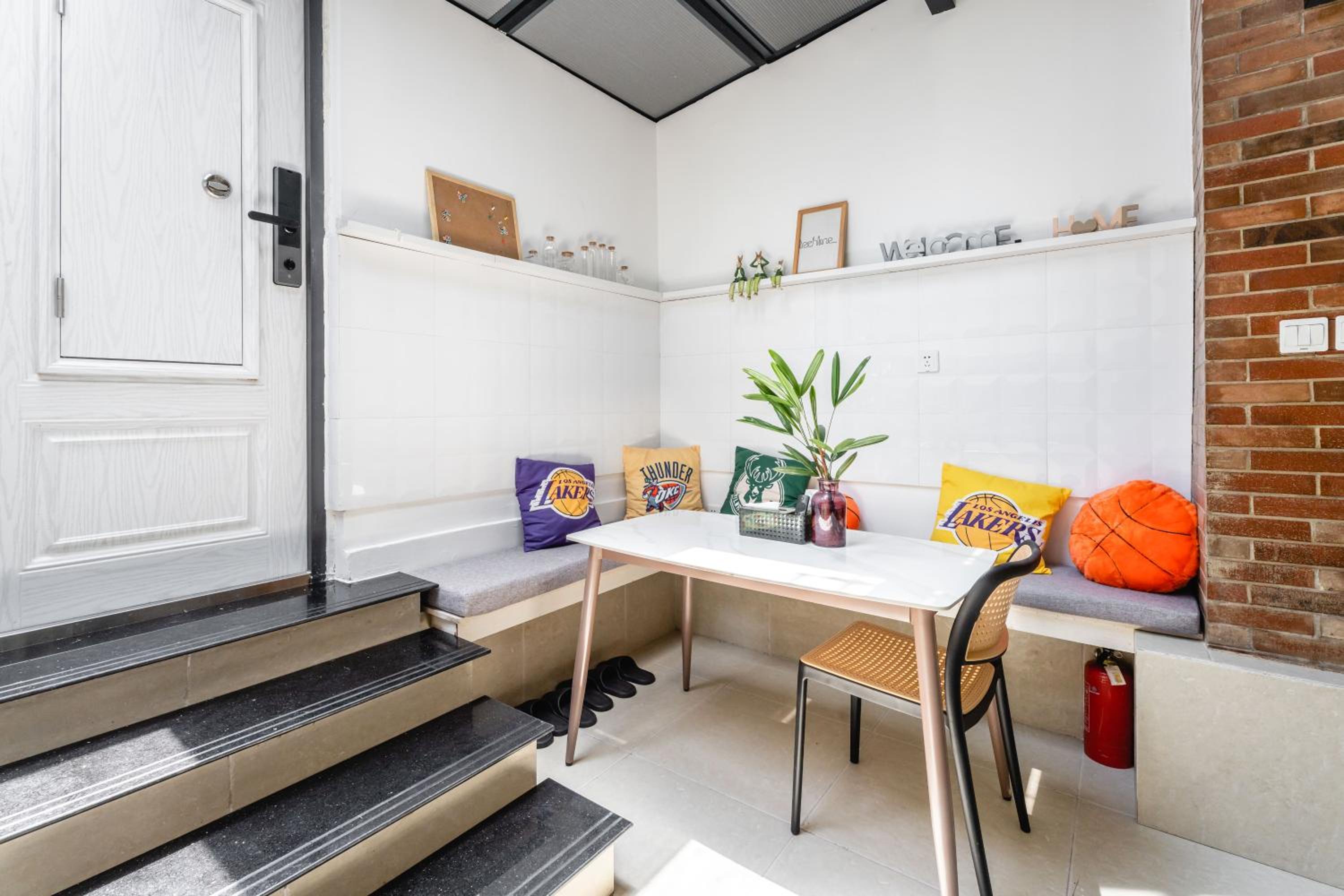 Mu En Apartment Retro 2-Bedroom - 15min drive to Disney & SNIEC Near Metro Line 13