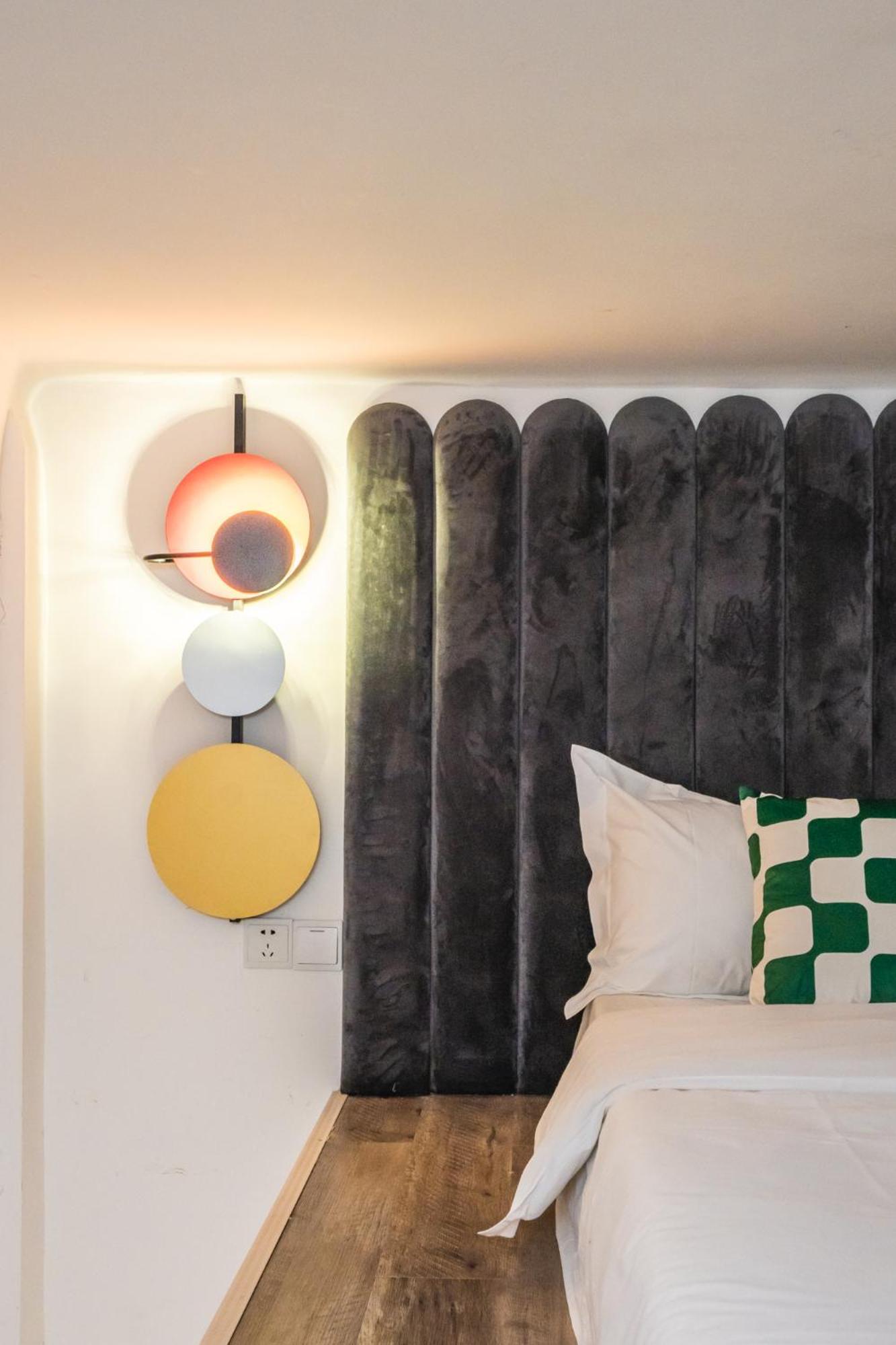 Shanghai Hills& Art Suite 15 - Near Line 1 & 7 Changshu Road Metro