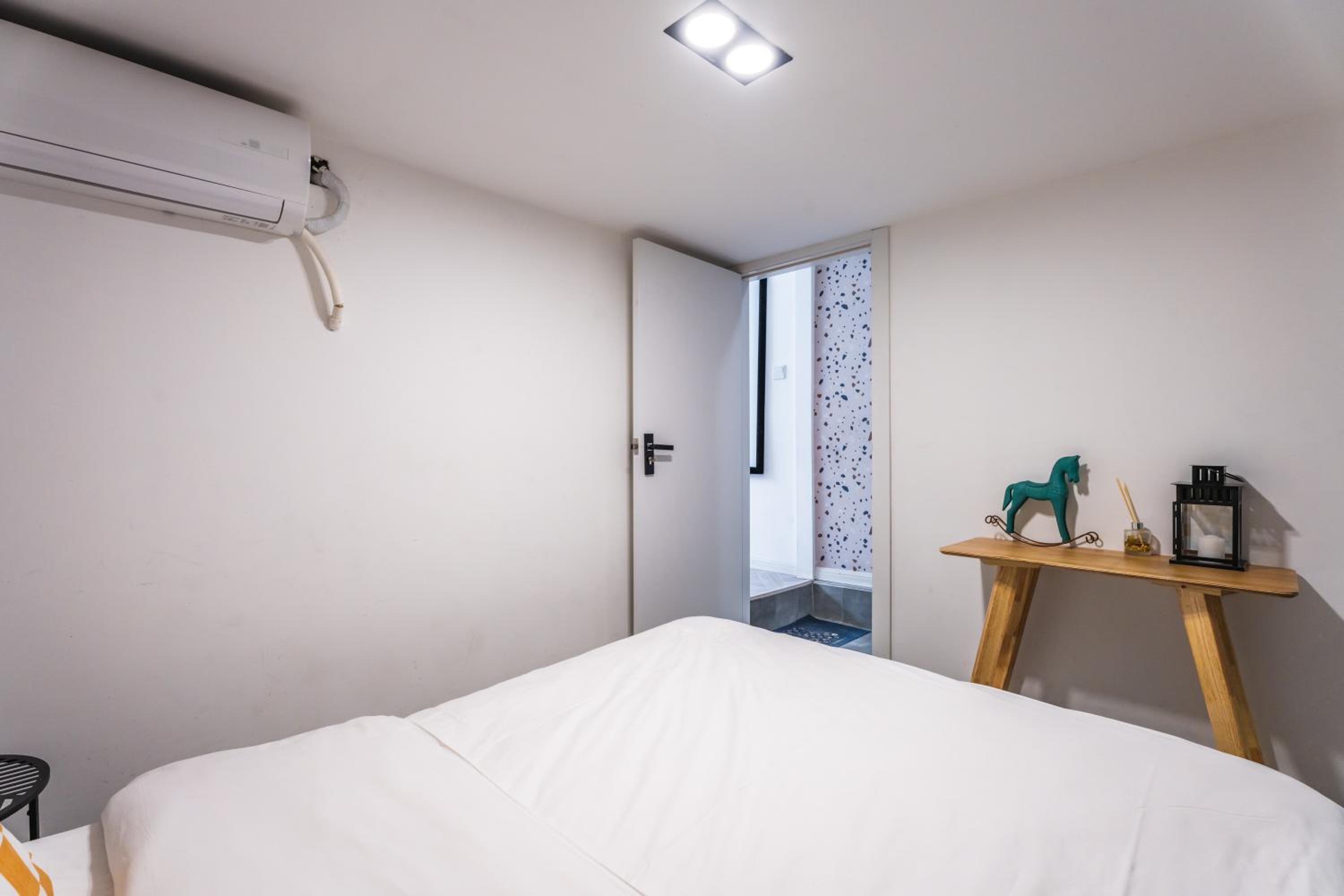 Shanghai Hills& Art Suite 15 - Near Line 1 & 7 Changshu Road Metro