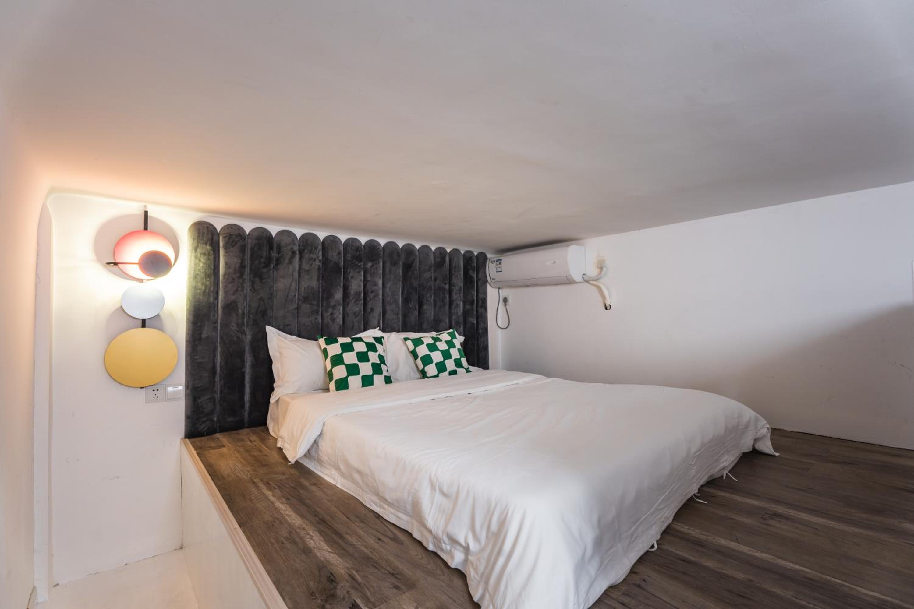 Shanghai Hills& Art Suite 15 - Near Line 1 & 7 Changshu Road Metro