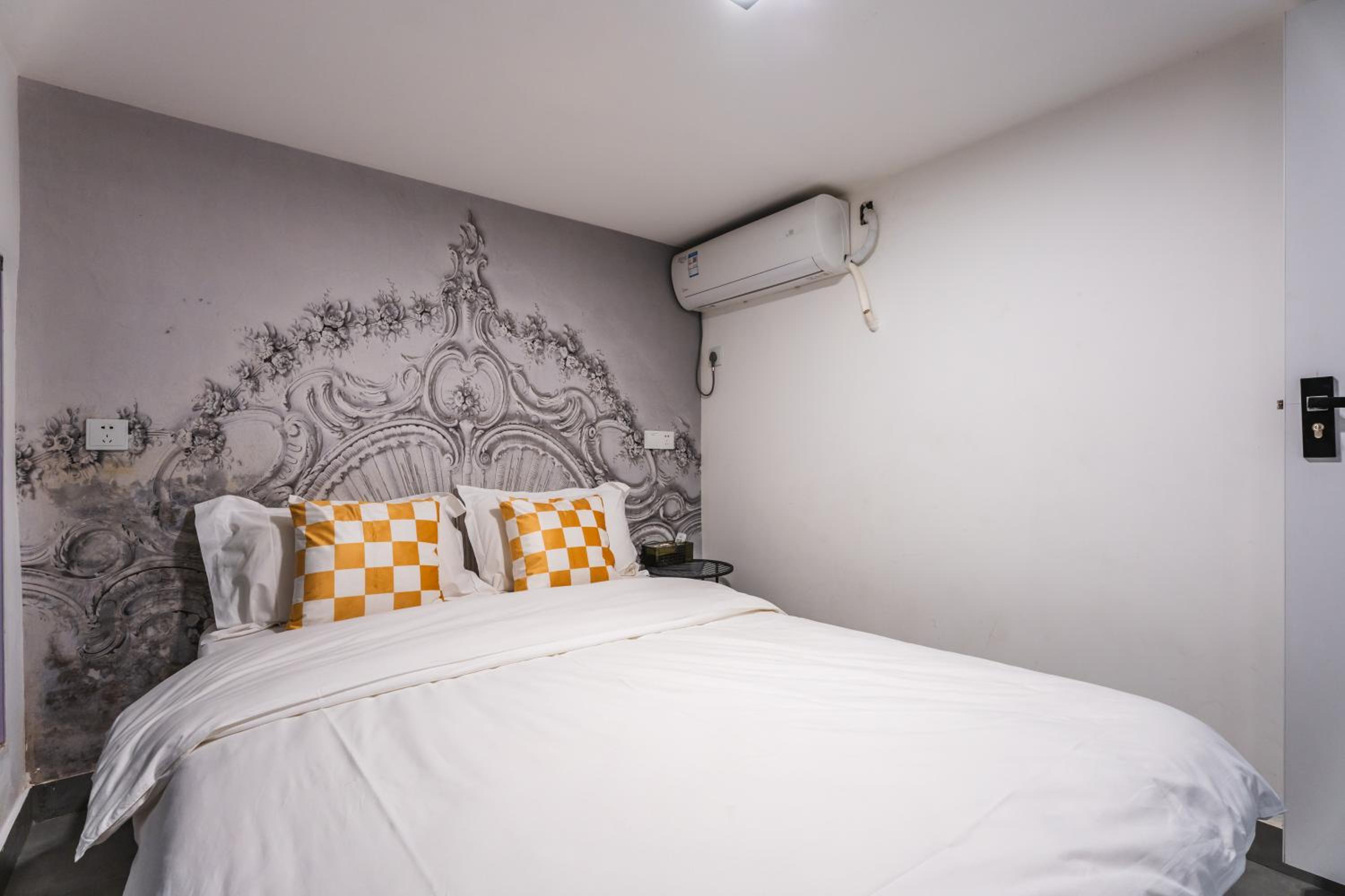 Shanghai Hills& Art Suite 15 - Near Line 1 & 7 Changshu Road Metro