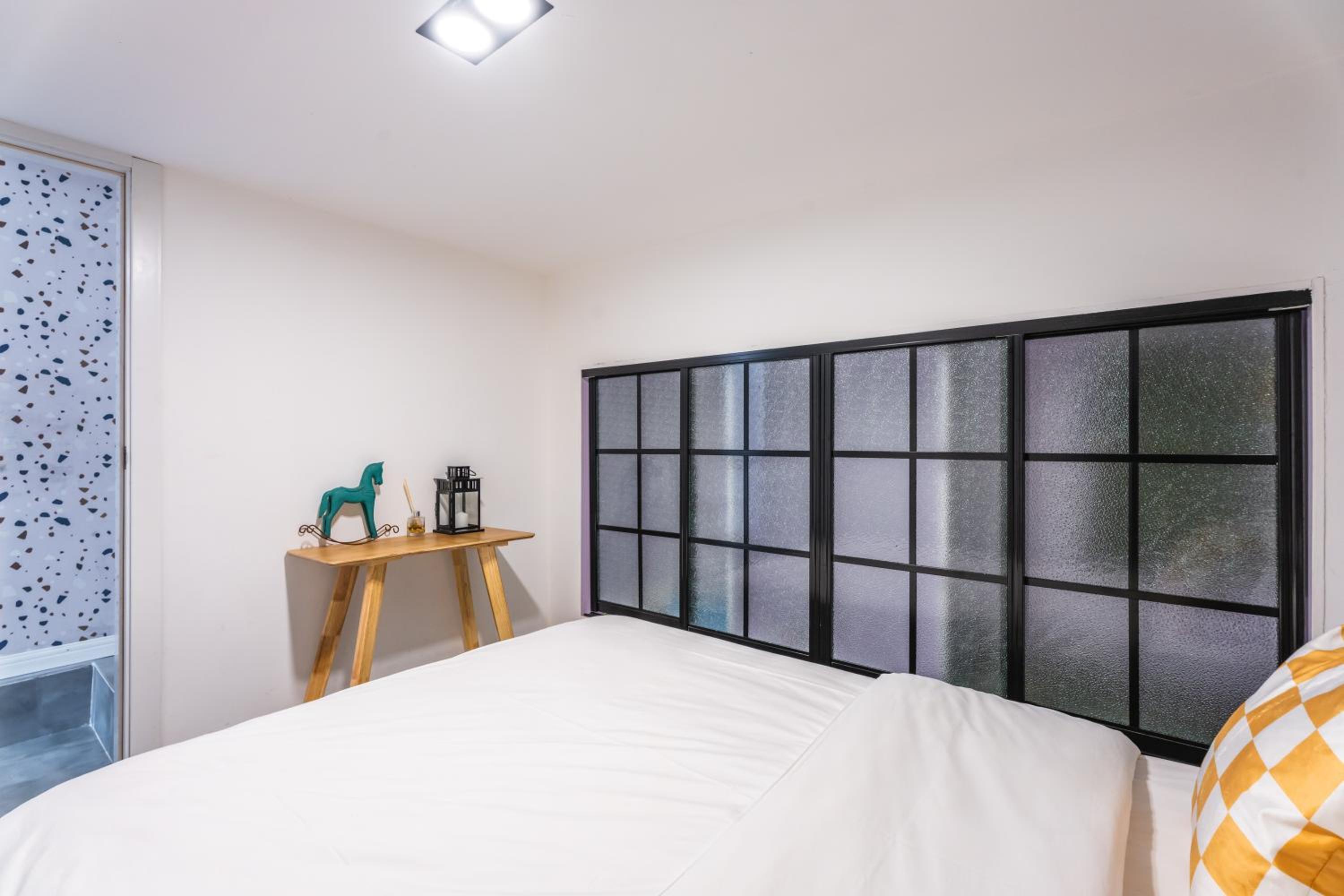 Shanghai Hills& Art Suite 15 - Near Line 1 & 7 Changshu Road Metro