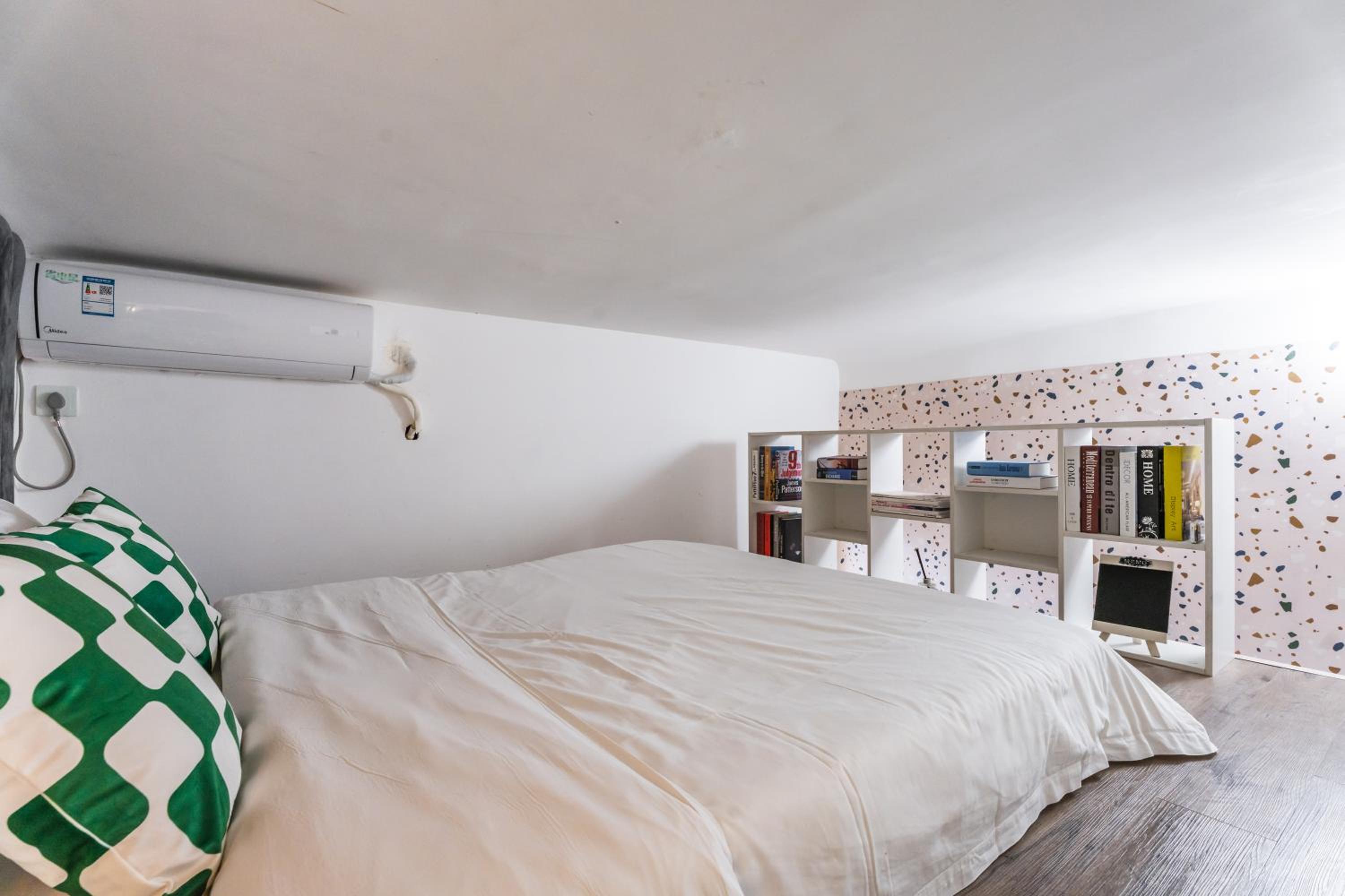 Shanghai Hills& Art Suite 15 - Near Line 1 & 7 Changshu Road Metro