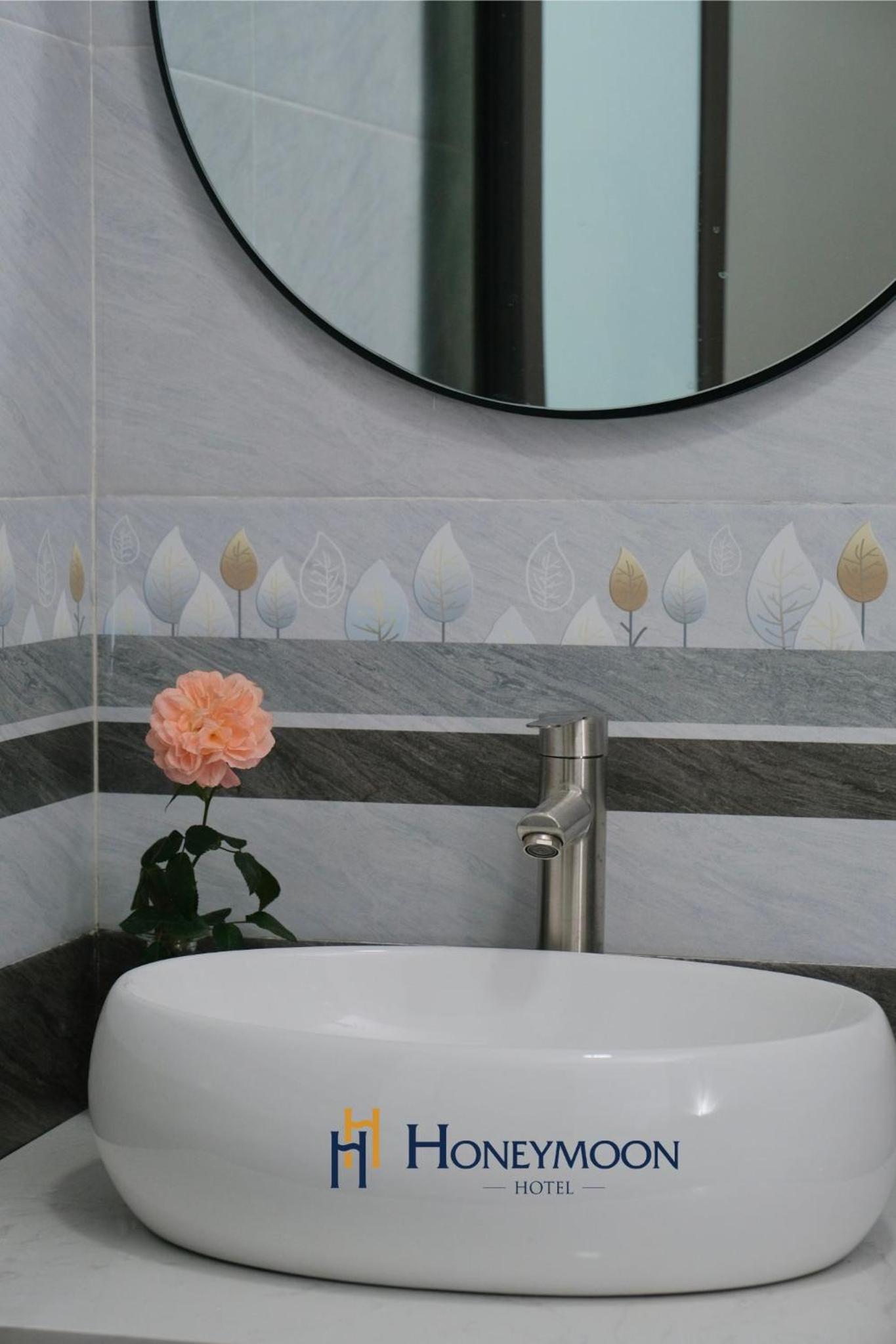 Hooneymoon Hotel - 404 Đường Bưởi - by Bay Luxury