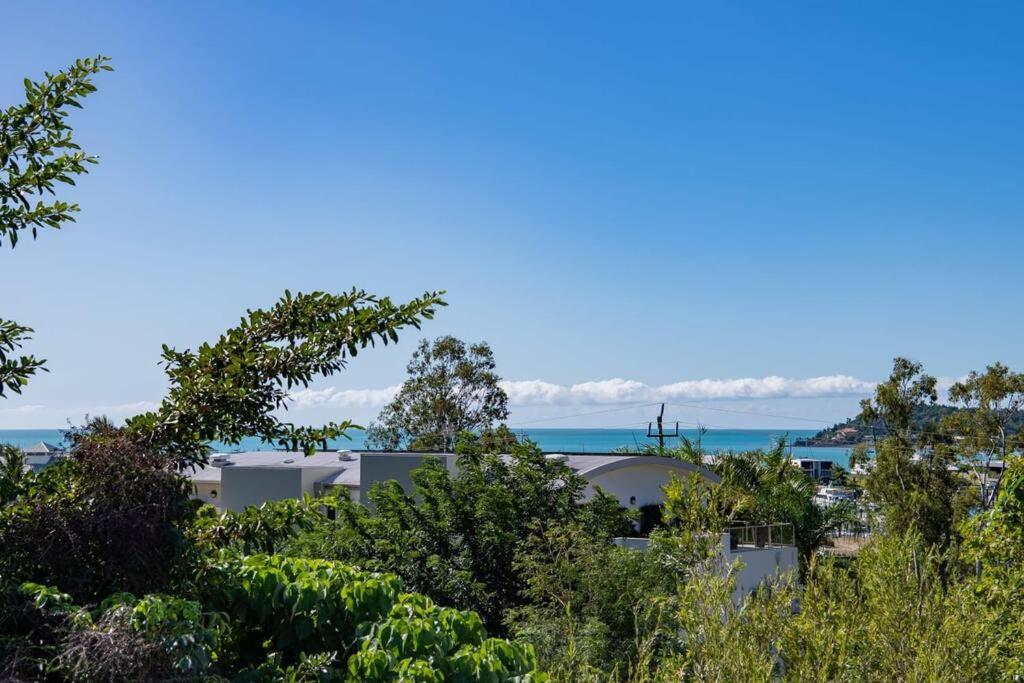 NEW! 2BR Whitsundays Oasis w/ Ocean Views