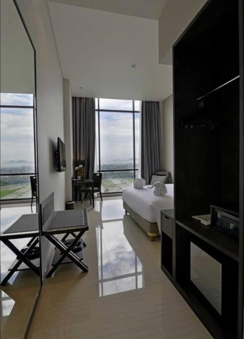 Suranadi 1BR Deluxe Room City CYN view 2