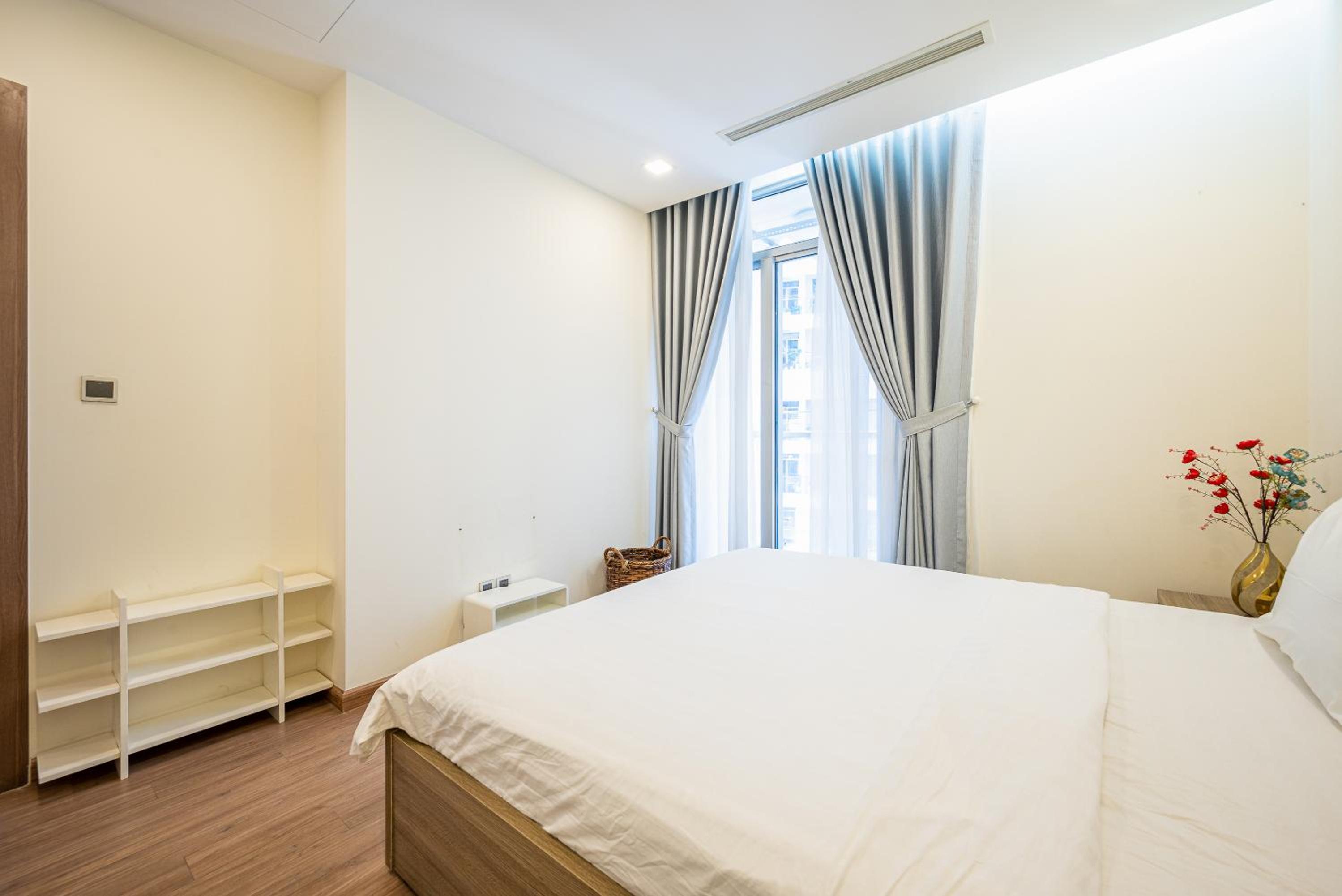 Vinhomes Central Park (Vinhomes Tân Cảng) - Fully furnished apartment, right in the shopping center and central park, private, 1-3 Bedrooms,...