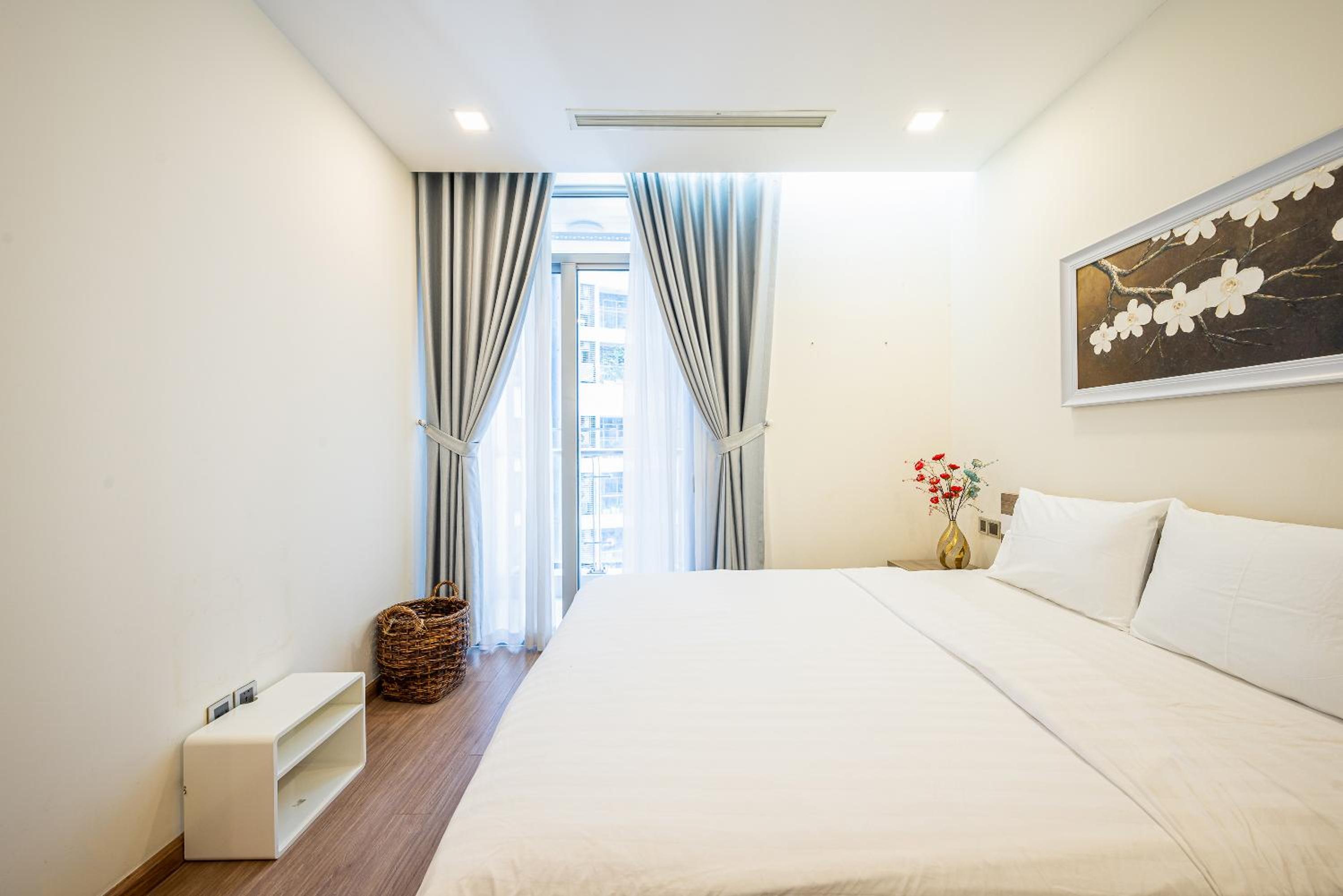 Vinhomes Central Park (Vinhomes Tân Cảng) - Fully furnished apartment, right in the shopping center and central park, private, 1-3 Bedrooms,...