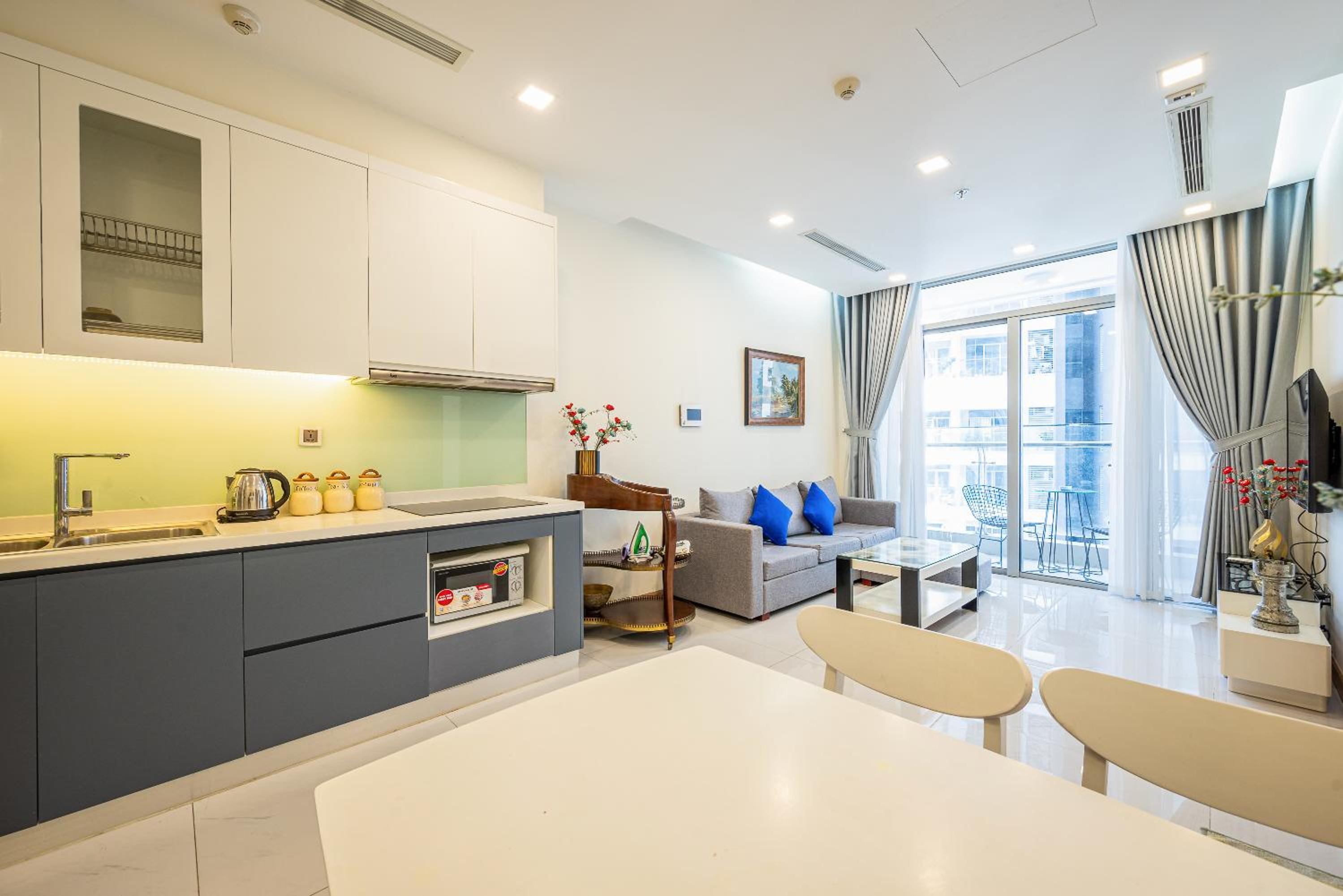 Vinhomes Central Park (Vinhomes Tân Cảng) - Fully furnished apartment, right in the shopping center and central park, private, 1-3 Bedrooms,...