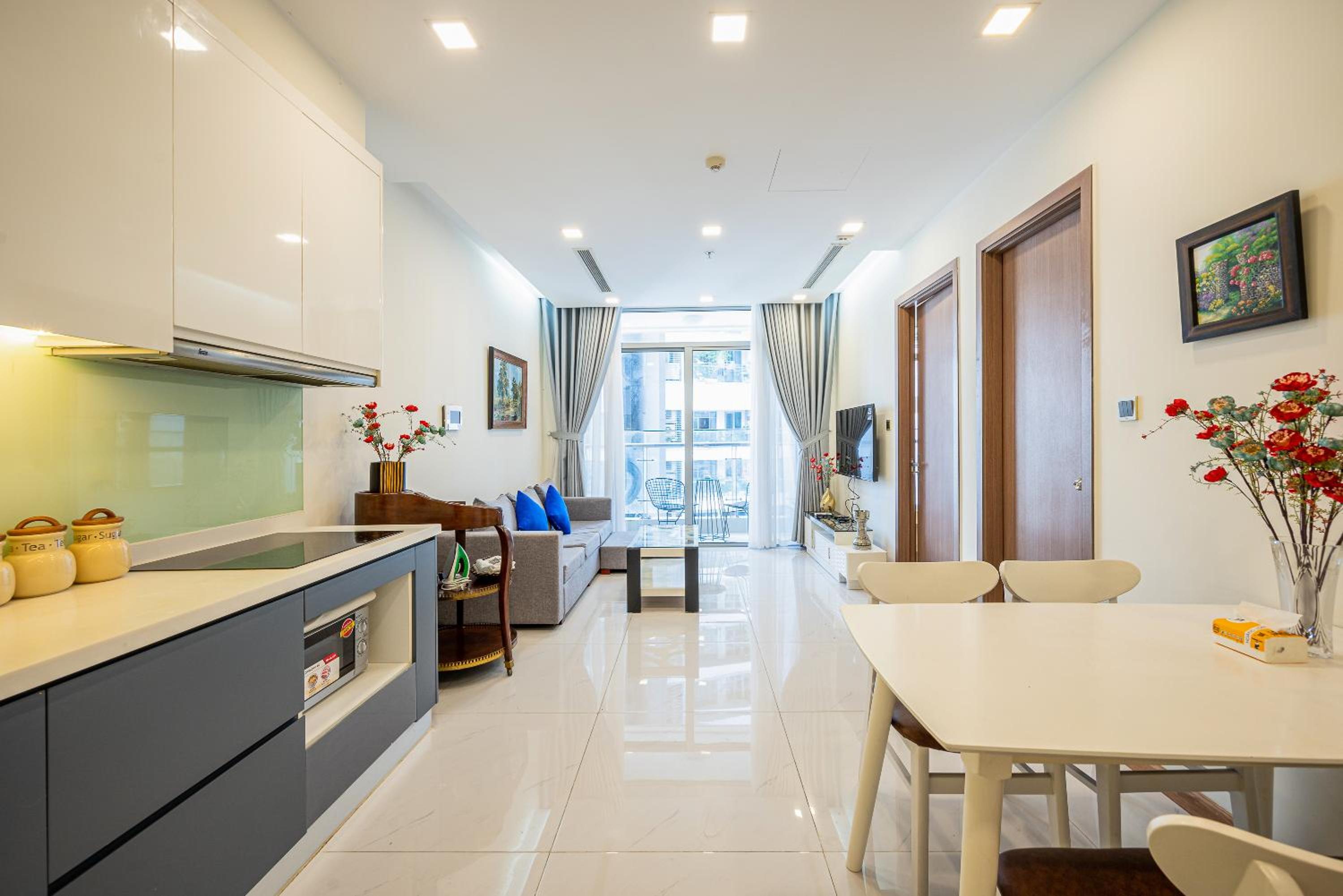 Vinhomes Central Park (Vinhomes Tân Cảng) - Fully furnished apartment, right in the shopping center and central park, private, 1-3 Bedrooms,...