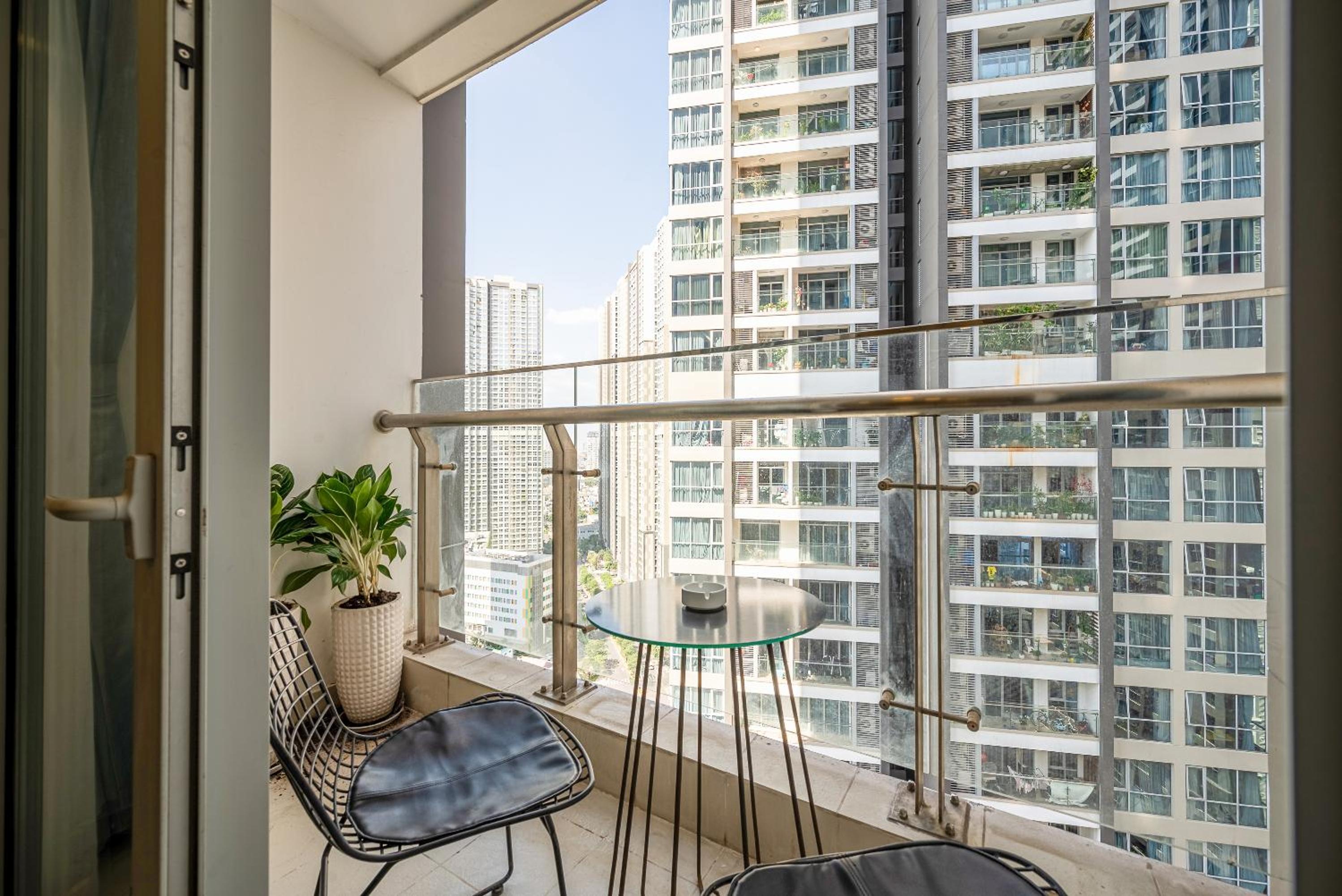 Vinhomes Central Park (Vinhomes Tân Cảng) - Fully furnished apartment, right in the shopping center and central park, private, 1-3 Bedrooms,...