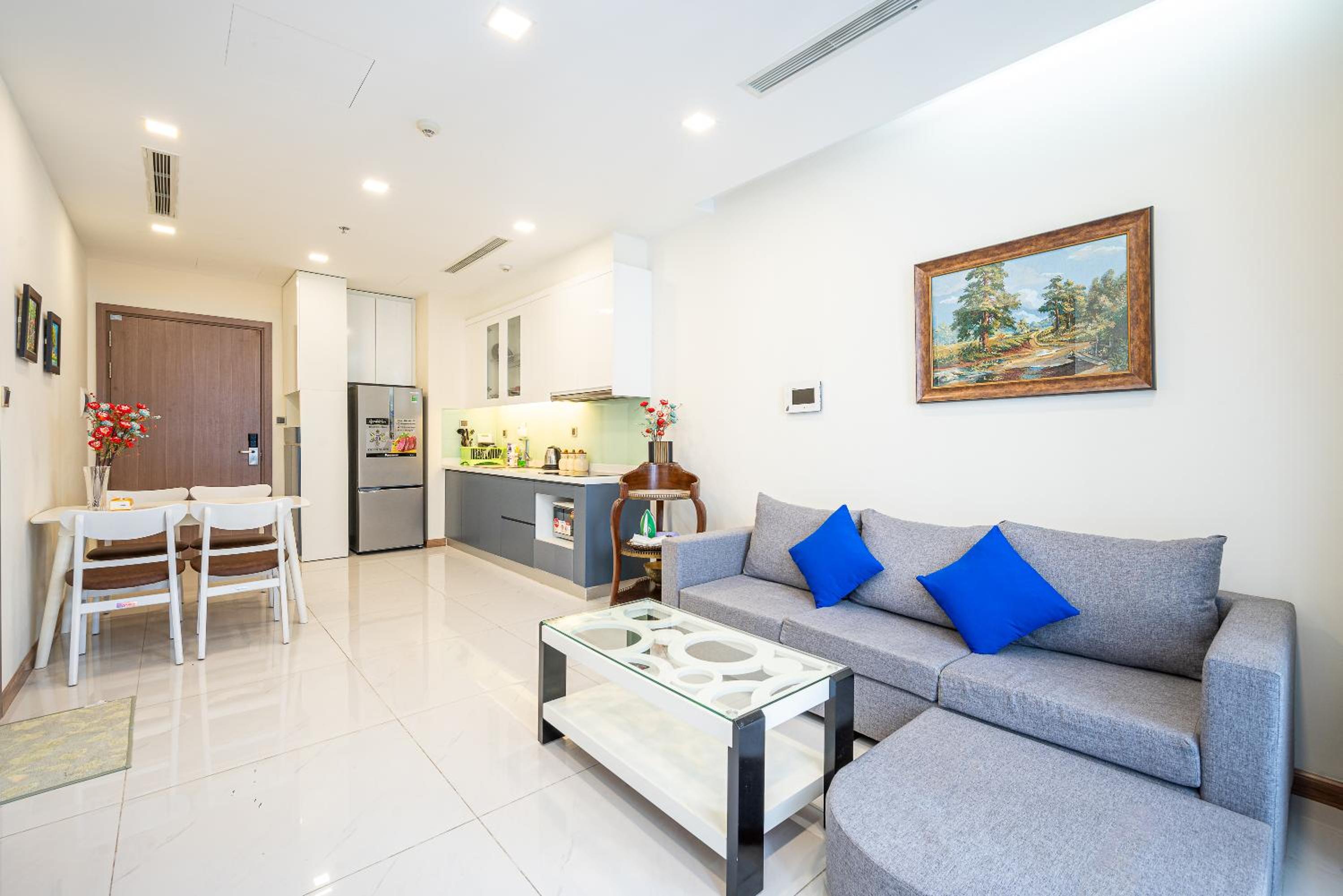 Vinhomes Central Park (Vinhomes Tân Cảng) - Fully furnished apartment, right in the shopping center and central park, private, 1-3 Bedrooms,...