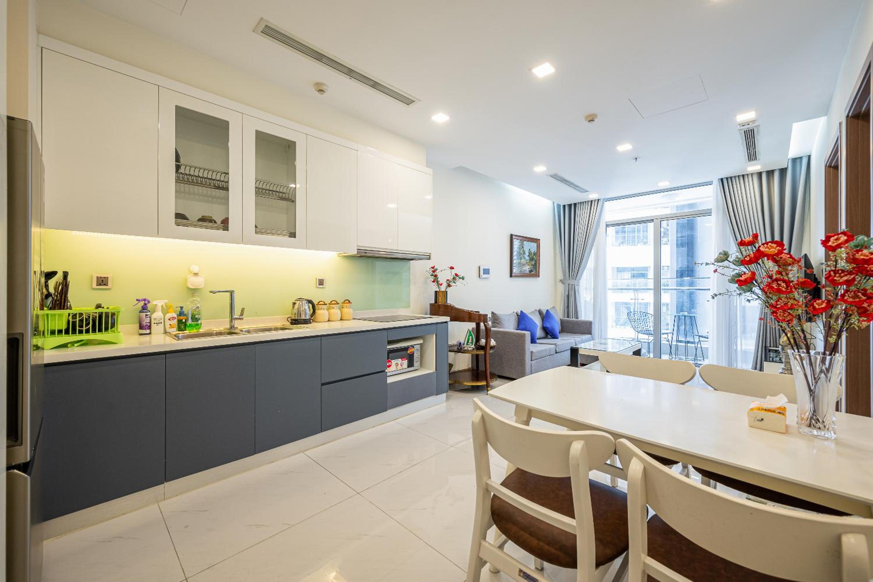 Vinhomes Central Park (Vinhomes Tân Cảng) - Fully furnished apartment, right in the shopping center and central park, private, 1-3 Bedrooms,...