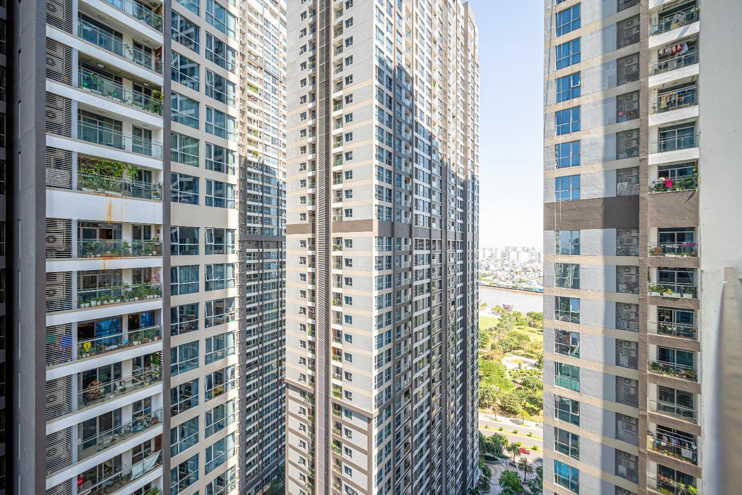 Vinhomes Central Park (Vinhomes Tân Cảng) - Fully furnished apartment, right in the shopping center and central park, private, 1-3 Bedrooms,...