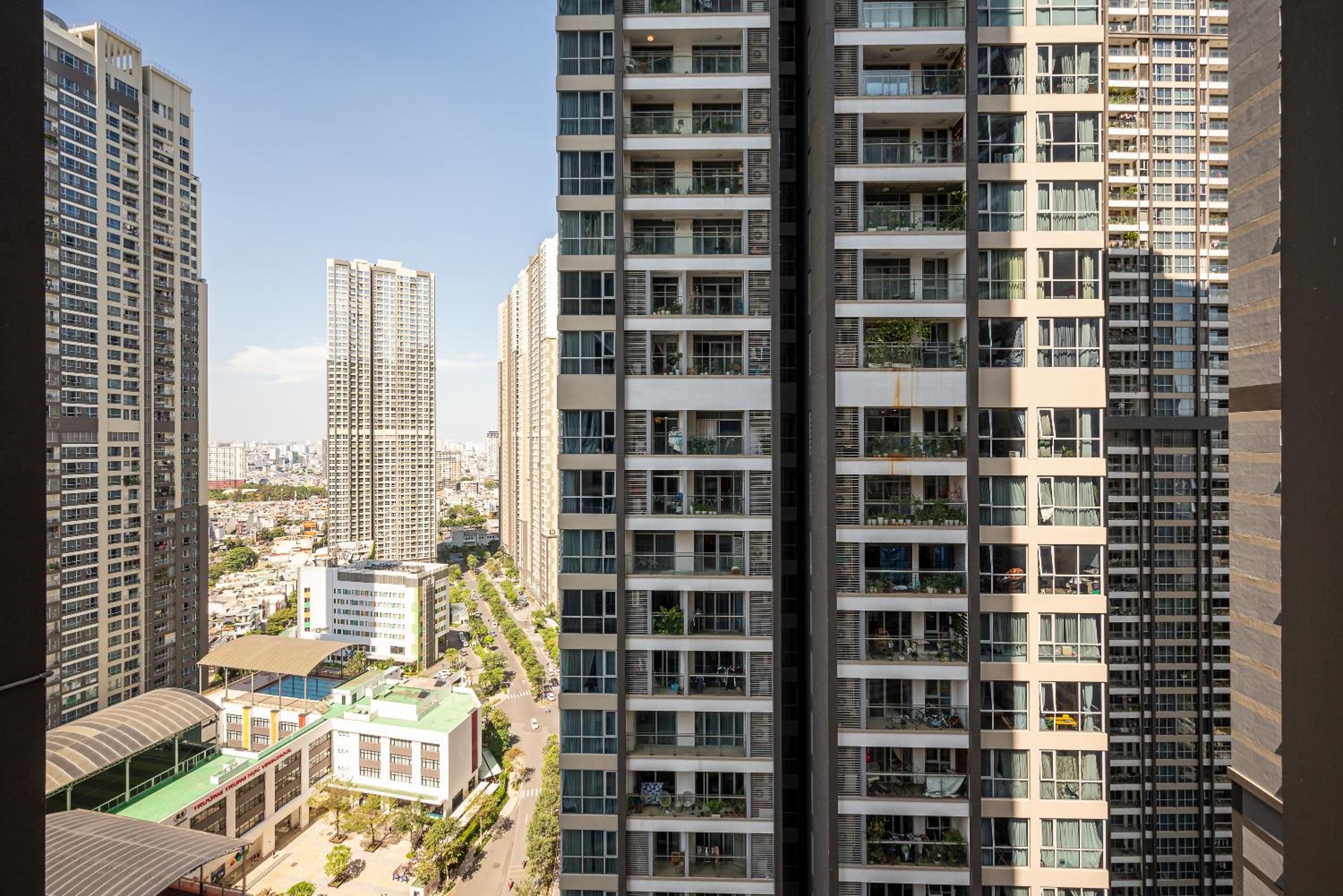 Vinhomes Central Park (Vinhomes Tân Cảng) - Fully furnished apartment, right in the shopping center and central park, private, 1-3 Bedrooms,...
