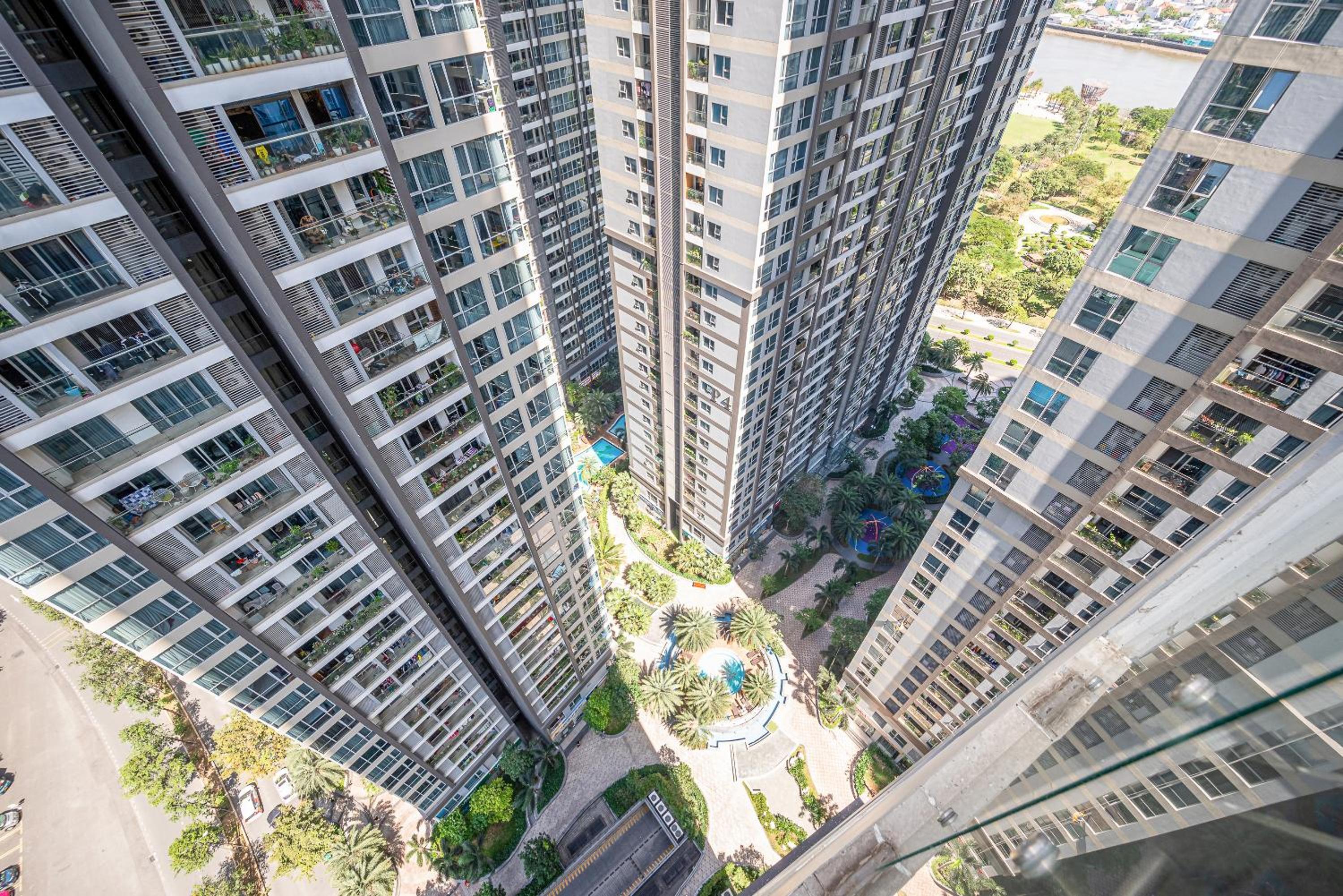 Vinhomes Central Park (Vinhomes Tân Cảng) - Fully furnished apartment, right in the shopping center and central park, private, 1-3 Bedrooms,...