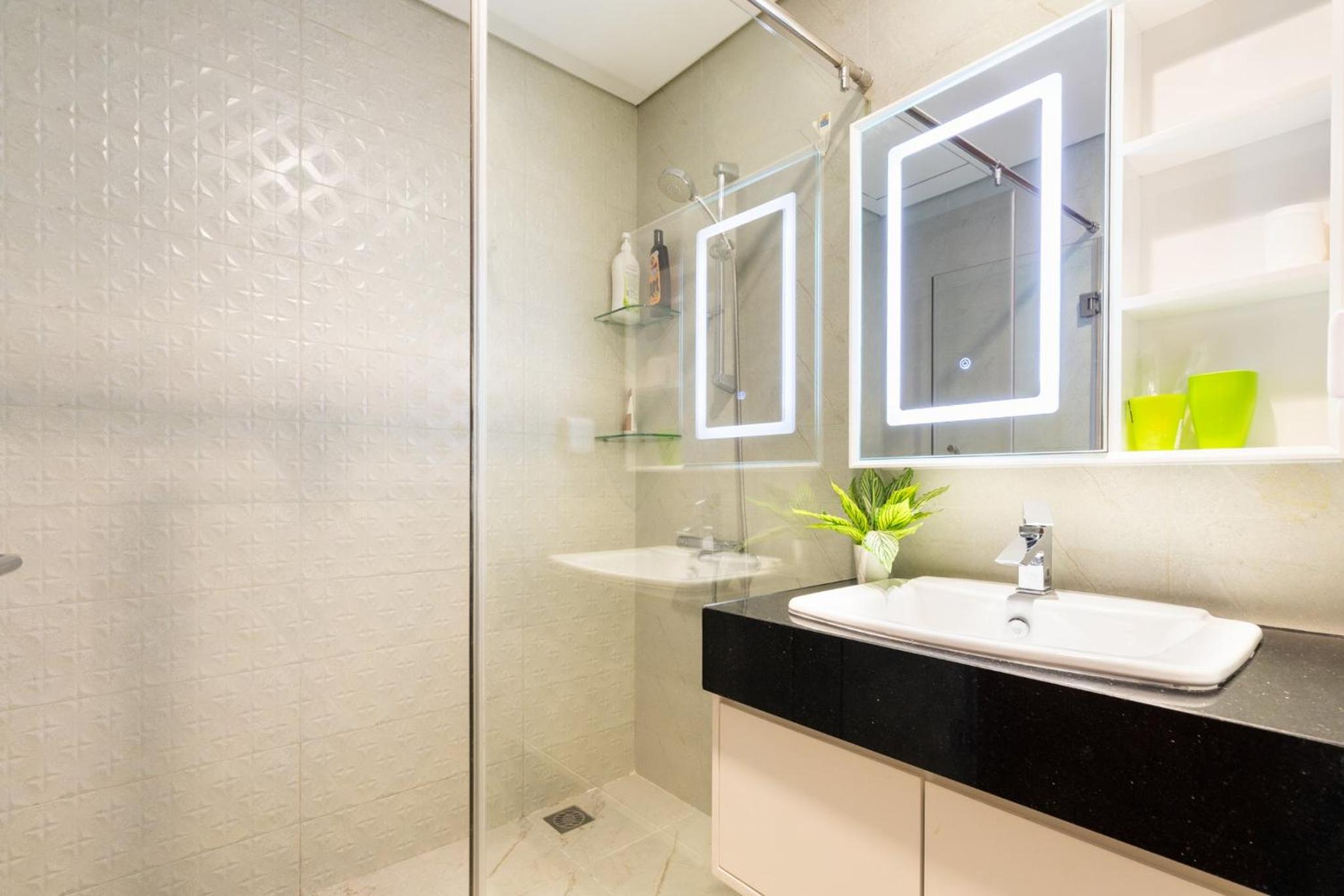 Vinhomes Central Park (Vinhomes Tân Cảng) - Fully furnished apartment, right in the shopping center and central park, private, 1-3 Bedrooms,...